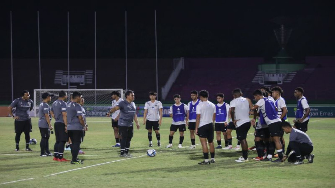 Timnas Indonesia U-17 ketika menggelar latihan di Stadion Gelora Delta Sidoarjo, Minggu (5/11) malam untuk persiapan Piala Dunia U-17 2023 yang tinggal menghitung hari. (ANTARA/HO-PSSI)