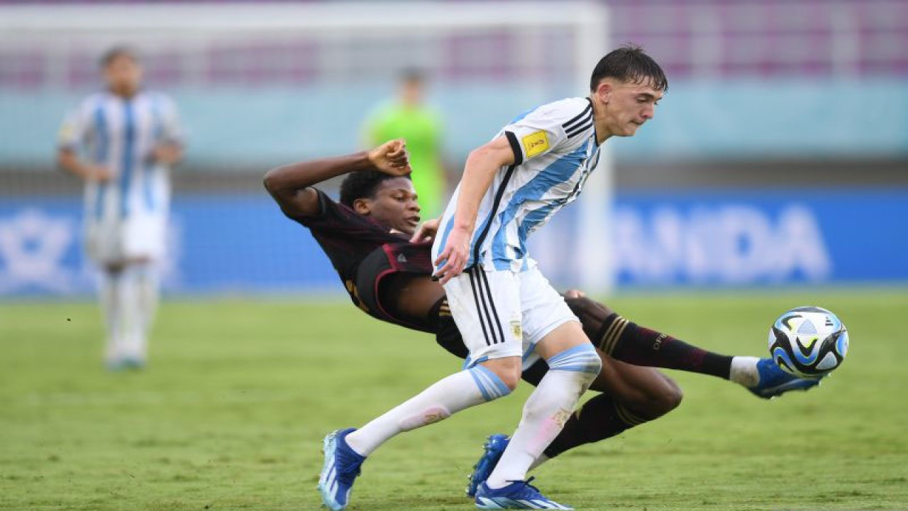 Pesepak bola Timnas Argentina Gustavo Albarracin (depan) berebut bola dengan pesepak bola Timnas Jerman Winners Osawe pada pertandingan semifinal Piala Dunia U-17 2023 di Stadion Manahan, Solo, Jawa Tengah, Selasa (28/11/2023). ANTARA FOTO/Akbar Nugroho Gumay/nym.