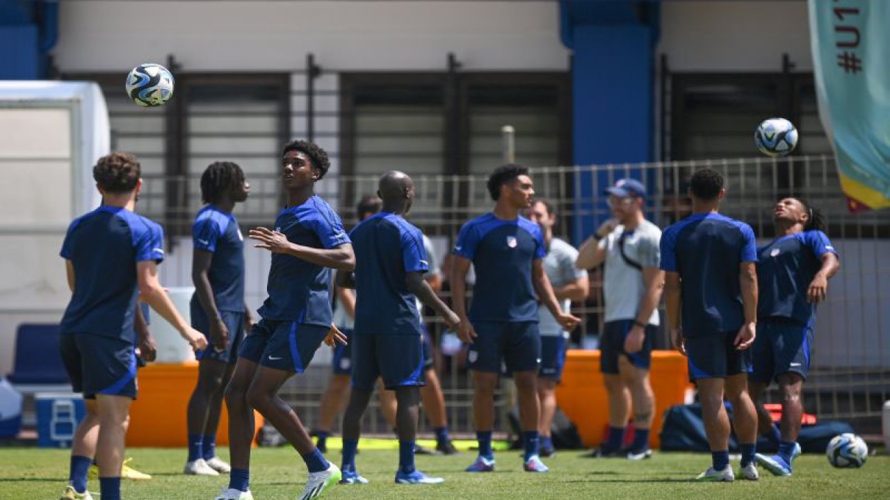 Sejumlah pesepak bola Timnas Amerika Serikat U-17 berlatih di Stadion Sidolig, Bandung, Jawa Barat, Senin (20/11/2023). Timnas Amerika Serikat U-17 akan bertanding melawan Jerman pada babak 16 besar Piala Dunia U-17 di Stadion Si Jalak Harupat pada Selasa (21/11/2023). ANTARA FOTO/Wahyu Putro A/rwa. (ANTARA FOTO/Wahyu Putro A)
