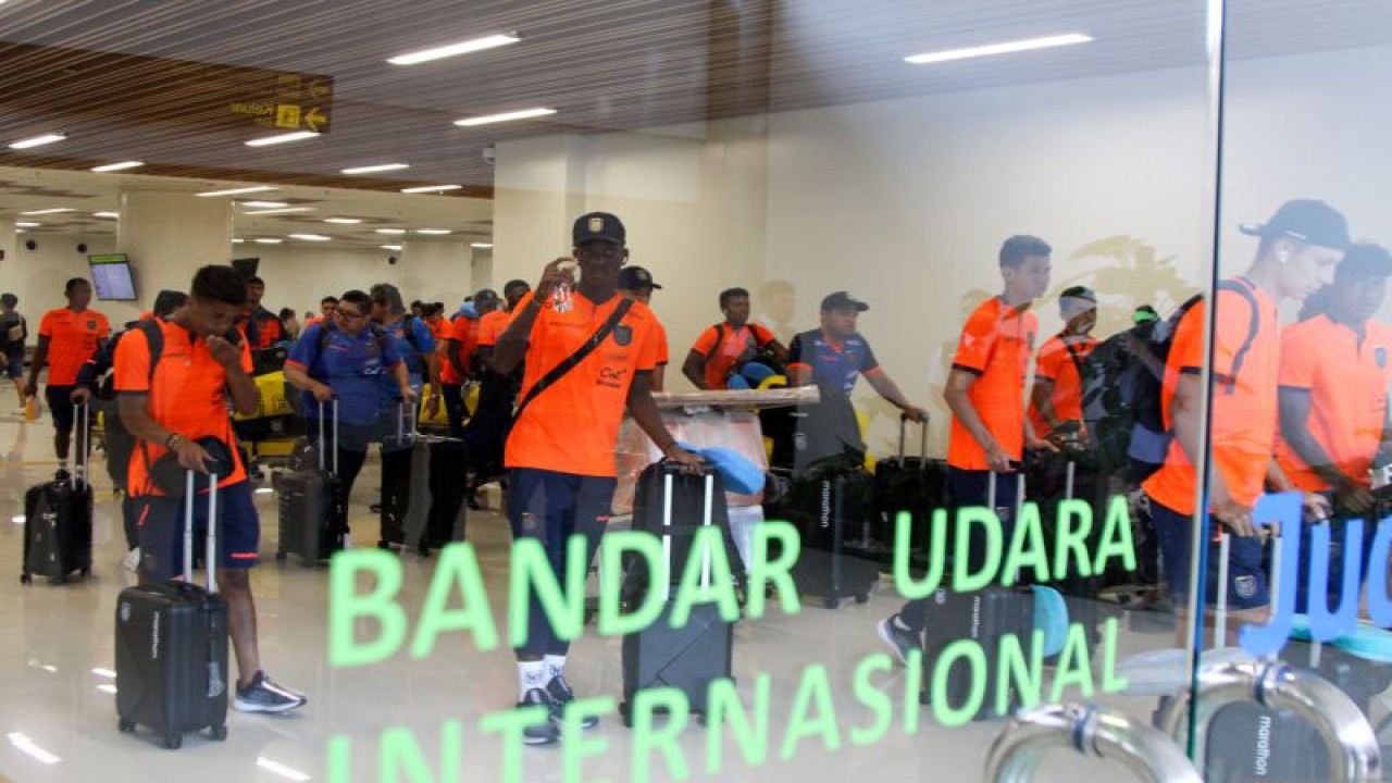 Sejumlah pemain sepakbola Timnas Ekuador U-17 tiba di Bandara Internasional Juanda Surabaya di Sidoarjo, Jawa Timur, Minggu (5/11/2023). ANTARA FOTO/Umarul Faruq/YU