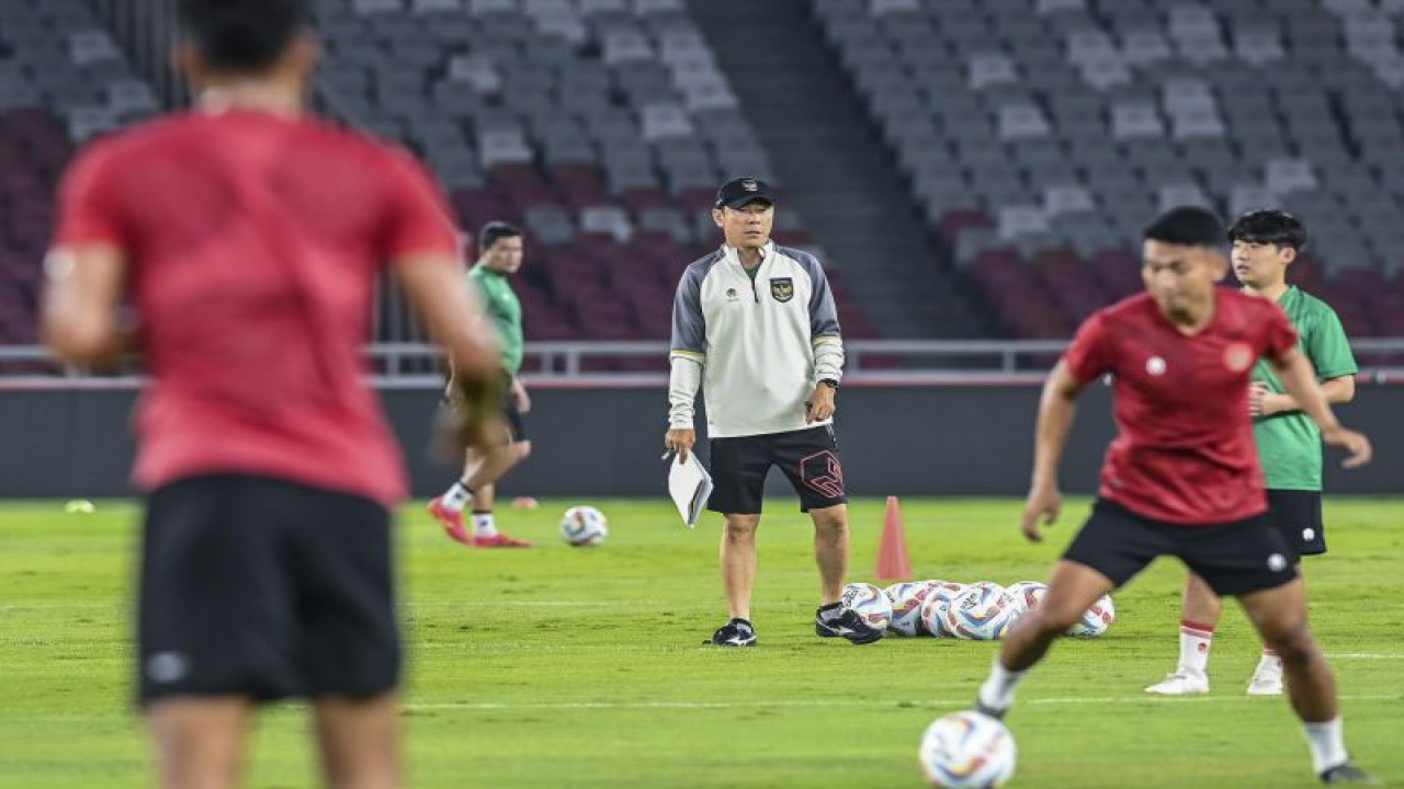 Pelatih Timnas Indonesia Shin Tae-yong (tengah) memberikan instruksi kepada para pemain saat sesi latihan di Stadion Utama Gelora Bung Karno, Jakarta, Rabu (11/10/2023). Latihan tersebut dalam rangka jelang pertandingan melawan Timnas Brunei pada di fase pertama Kualifikasi Piala Dunia 2023. ANTARA FOTO/Galih Pradipta/hp. (ANTARA FOTO/GALIH PRADIPTA)