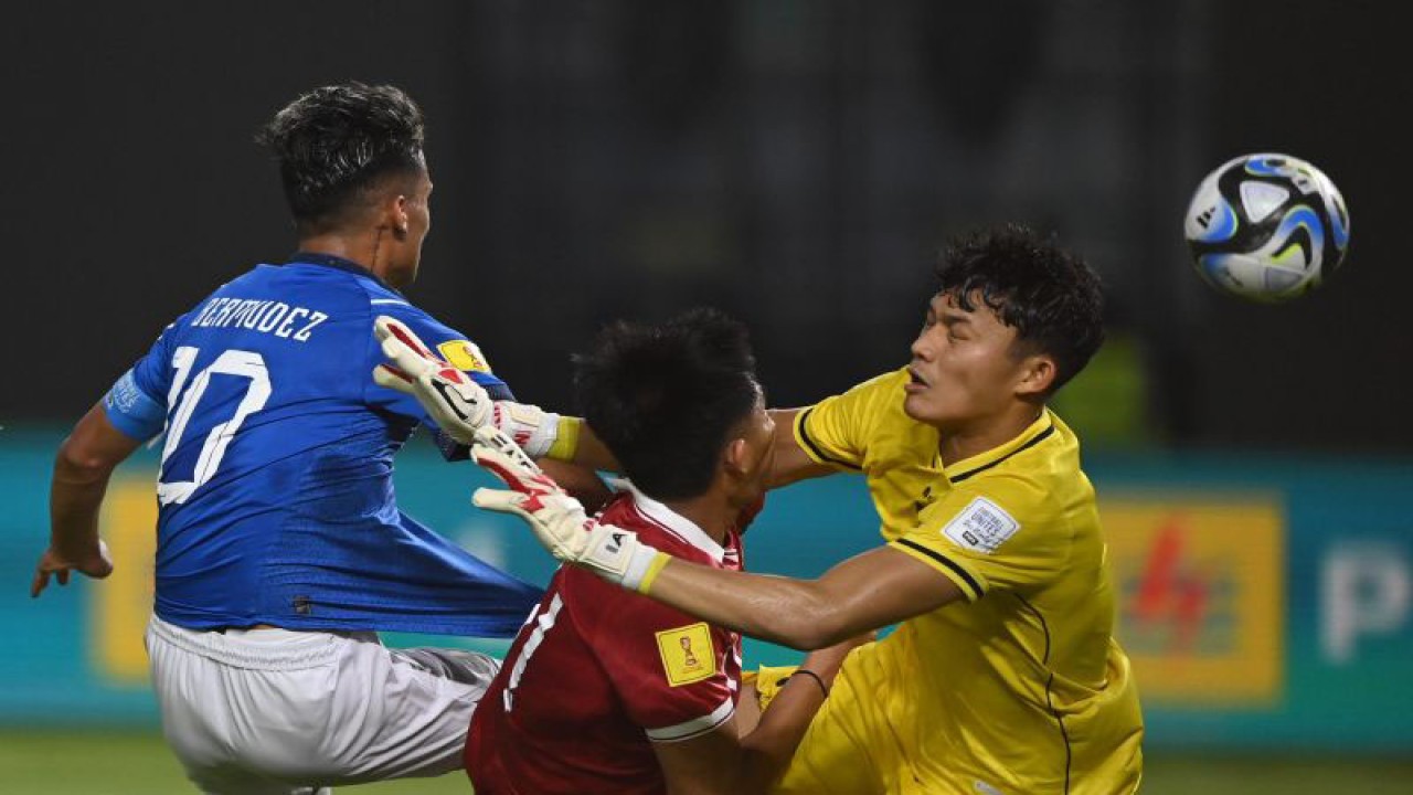 Penjaga gawang Timnas Indonesia Ikram Al Giffari mengadang bola dari pesepak bola Timnas Ekuador Michael Bermudez dalam pertandingan babak penyisihan Grup A Piala Dunia U-17 2023 di Stadion Gelora Bung Tomo, Surabaya, Jawa Timur, Jumat (10/11/2023). ANTARA FOTO/Aditya Pradana Putra/rwa