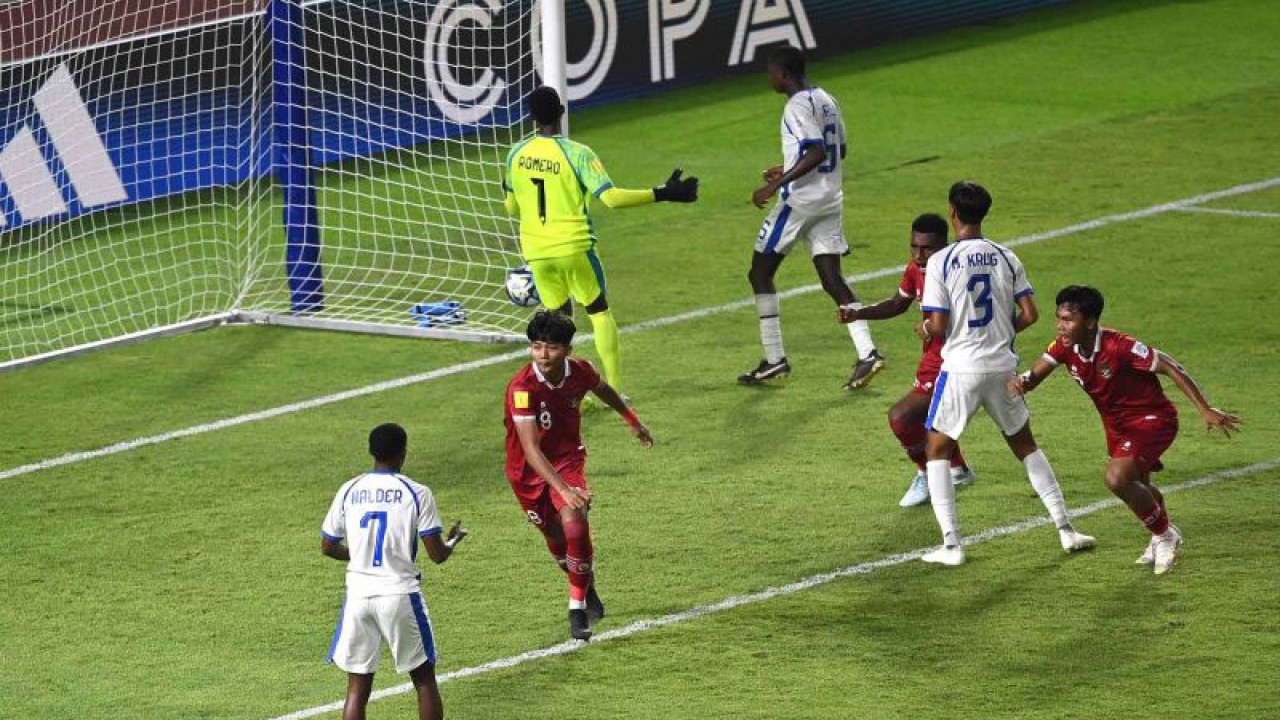 Pesepak bola Timnas Indonesia Arkhan Kaka Putra Purwanto (kedua kiri) meluapkan kegembiraannya usai mencetak gol ke gawang Timnas Panama pada pertandingan penyisihan Grup A Piala Dunia U-17 2023 di Stadion Gelora Bung Tomo (GBT), Surabaya, Jawa Timur, Senin (13/11/2023). Pertandingan berakhir imbang dengan skor 1-1. ANTARA FOTO/Aditya Pradana Putra/nym.