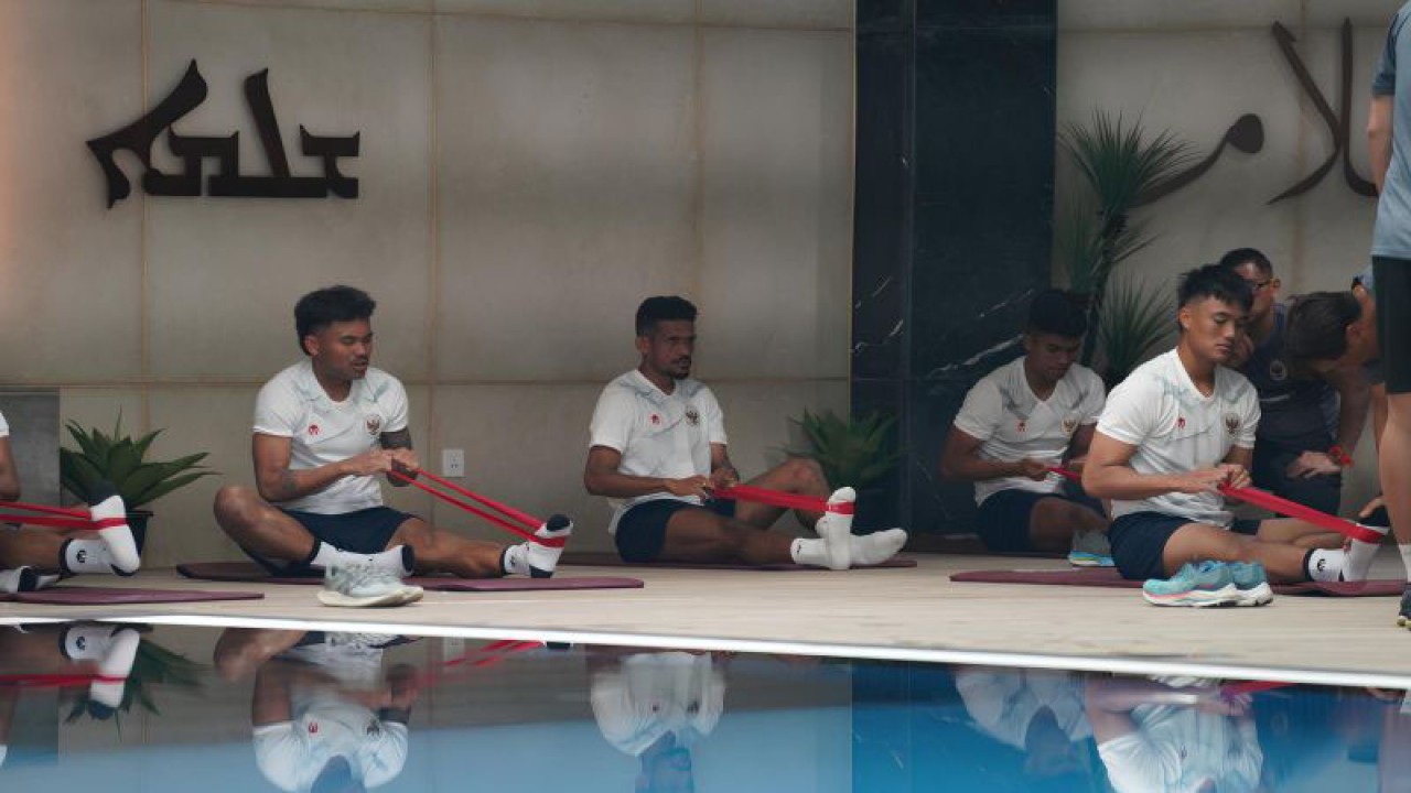 Pose sejumlah penggawa timnas Indonesia yang menjalani latihan fisik pada hari kedua selama di Irak yang bertempat di pusat kebugaran hotel Grand Millennium, Al Seef, Basra, Irak, Senin (13/11/2023) waktu setempat. (ANTARA/Ho/PSSI)