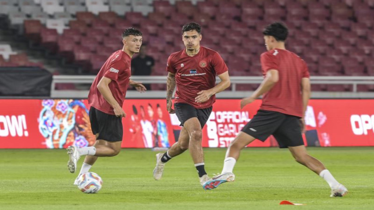 Pemain Timnas Indonesia Shayne Pattynama (tengah) dan Ivar Jenner (kiri) mengikuti sesi latihan di Stadion Utama Gelora Bung Karno, Jakarta, Minggu (18/6/2023). . ANTARA FOTO/Galih Pradipta/YU