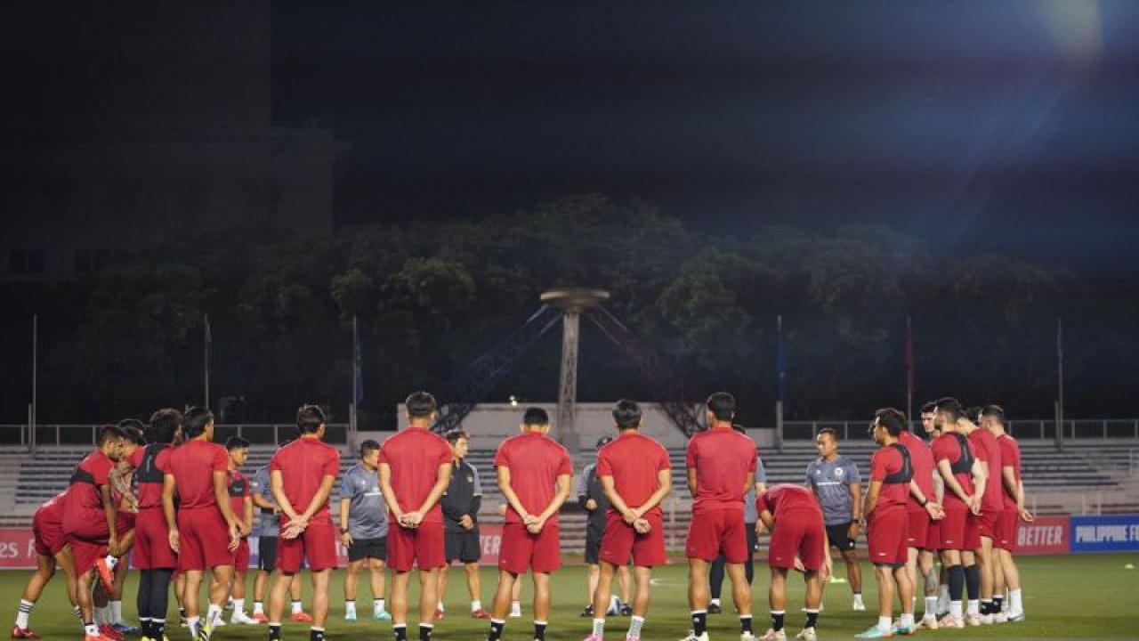Timnas Indonesia ketika menggelar latihan kedua di Filipina, tepatnya di lapangan latihan rumput sintesis Stadion Rizal Memorial, Minggu (19/11/2023). (ANTARA/Ho/PSSI)