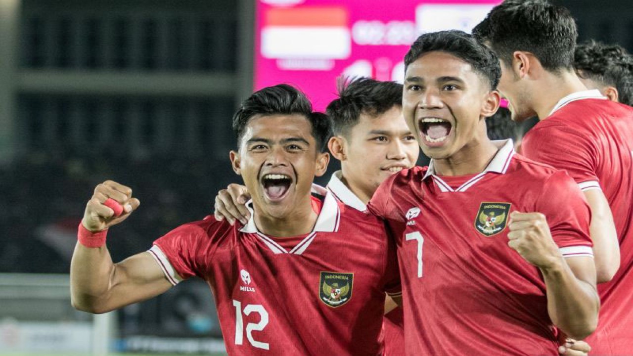 Pesepakbola Timnas Indonesia Marcelino Ferdinan (kanan) berselebrasi bersama Pratama Arhan (kiri) usai berhasil mencetak gol ke gawang Chinese Taipei pada pertandingan grup K kualifikasi Piala Asia U-23 AFC 2024 di Stadion Manahan, Solo, Jawa Tengah, Sabtu (9/9/2024). Timnas Indonesia menang atas Chinese Taipei dengan skor 9-0. ANTARA FOTO/Mohammad Ayudha/Spt (