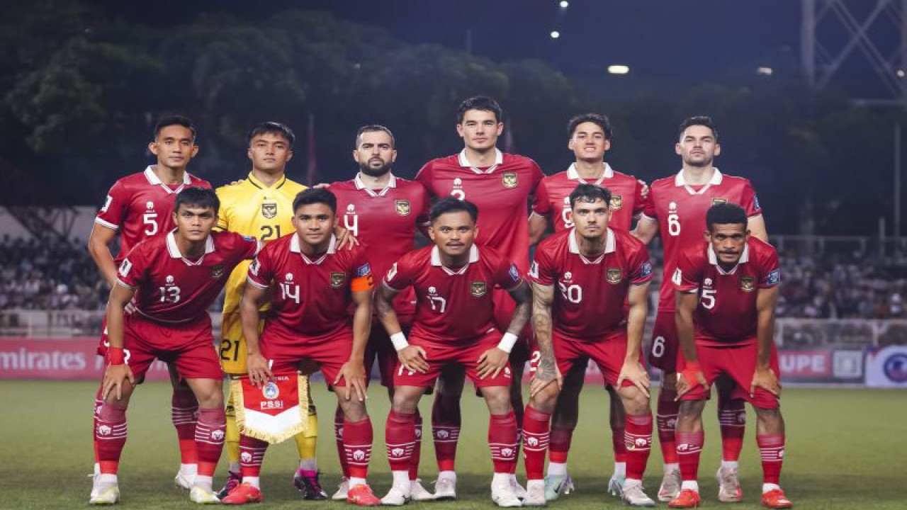 Timnas Indonesia berpose sebelum melawan Filipina dalam pertandingan kualifikasi Piala Dunia 2026 Zona Asia putaran kedua di Stadion Rizal Memorial, Manila, Filipina, Selasa (21/11/2023). Indonesia dan Filipina bermain imbang dengan skor akhir 1-1. ANTARA FOTO/HO-PSSI/mrh/rwa.