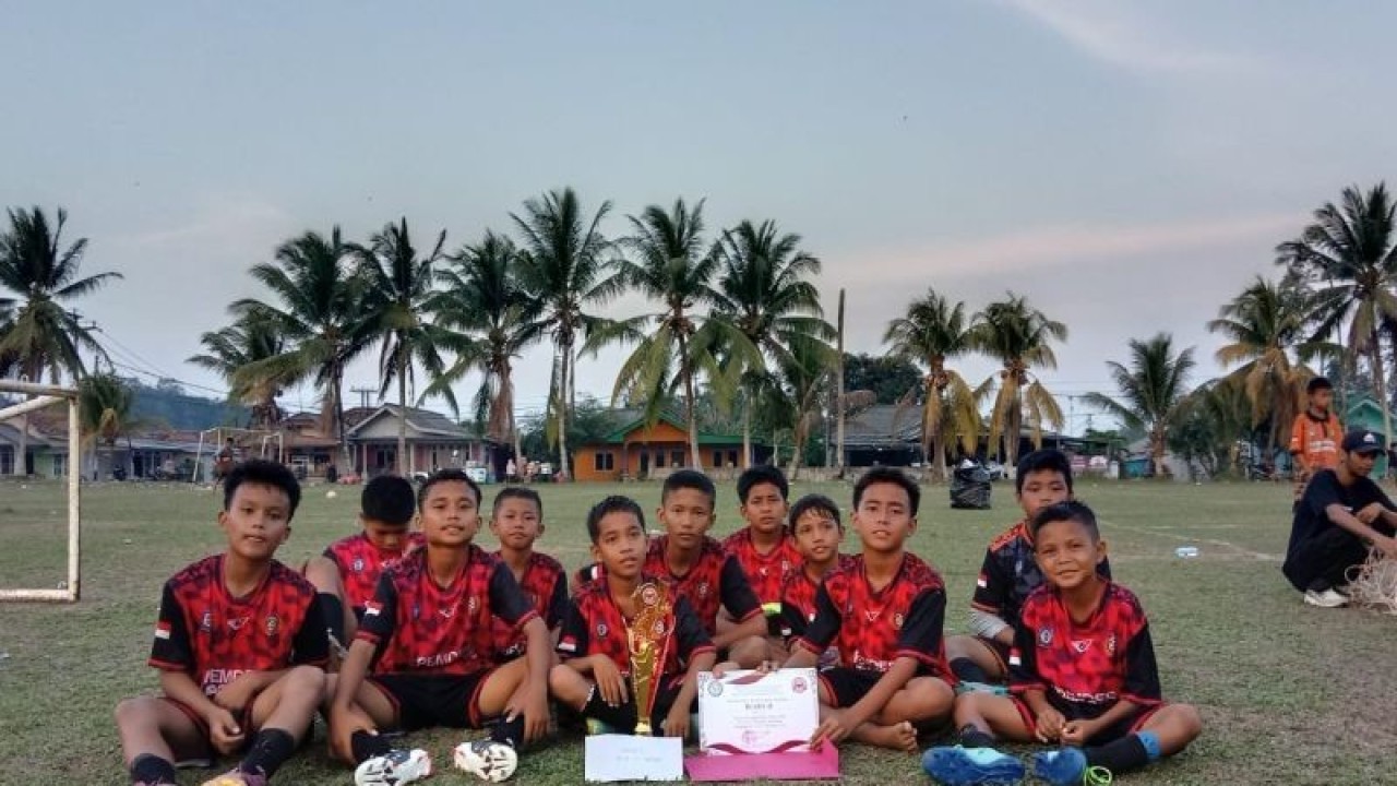 Sekolah Sepak Bola (SSB) Putra Nusantara (PN) Desa Air Gegas Kecamatan Air Gegas Bangka Selatan, Provinsi Kepulauan Bangka Belitung harus puas dengan hasil peringkat kedua pada Kompetisi Garuda Anak Nusantara (GAN) Wilayah Babel pada Minggu (29/10). (ANTARA/ Juniardi)