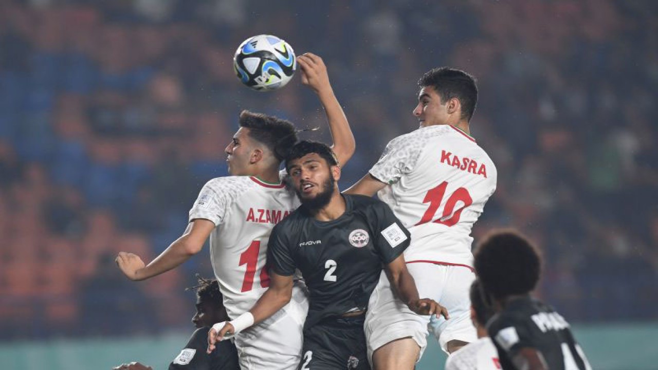 Dua Pesepak bola Timnas Iran berebut bola di udara dengan pesepak bola Timnas Kaledonia Baru Inine Huna (tengah) pada pertandingan babak penyisihan Grup C Piala Dunia U-17 2023 di Stadion Si Jalak Harupat, Kabupaten Bandung, Jawa Barat, Jumat (17/11/2023). ANTARA FOTO/M Agung Rajasa/Spt.
