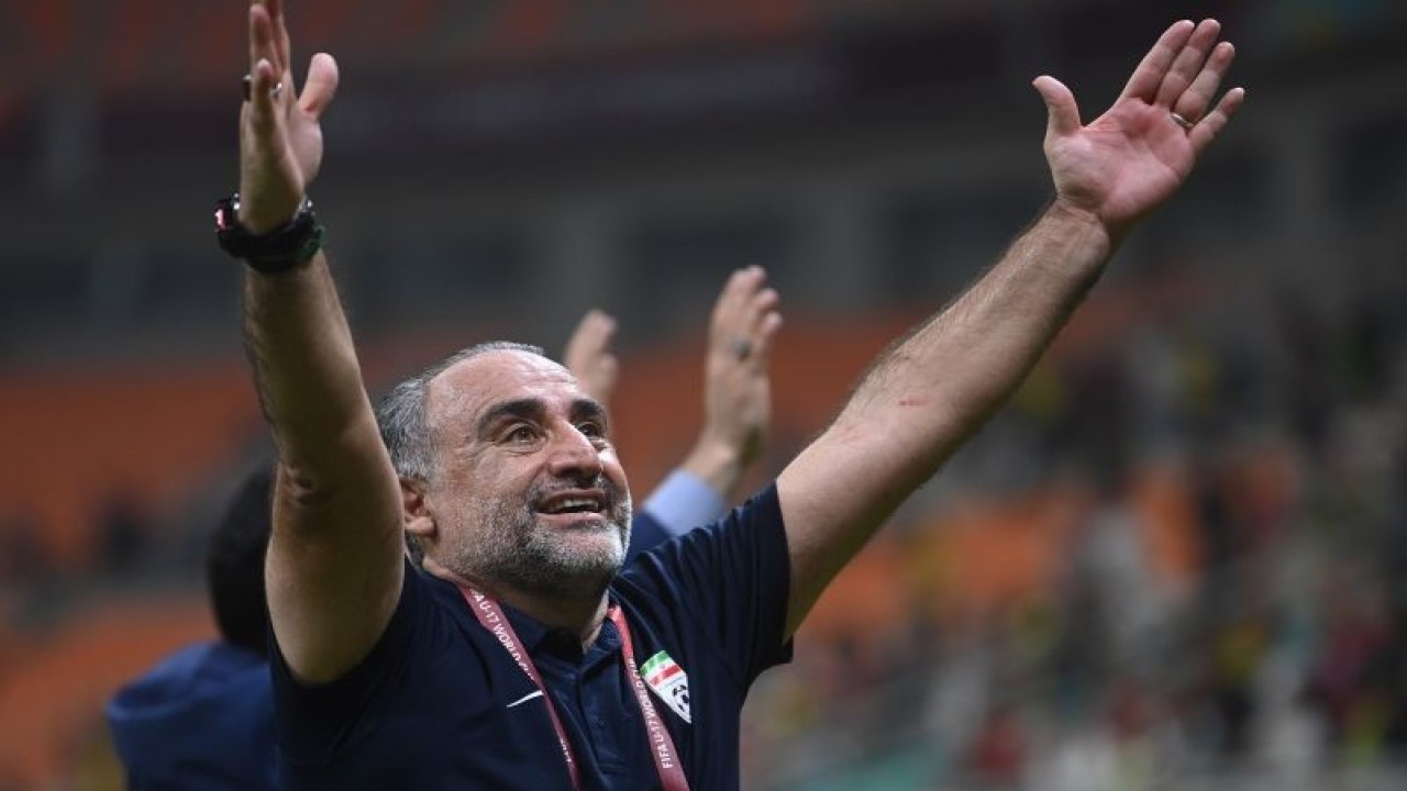 Pelatih Timnas Iran Abdi Hossein memberikan hormat kepada supporter usai mengalahkan Brazil dalam laga penyisihan Grup C Piala Dunia U-17 di Jakarta International Stadium, Jakarta, Sabtu (11/11/2023). Iran berhasil menang dengan skor 3-2. ANTARA FOTO/Akbar Nugroho Gumay/nz.