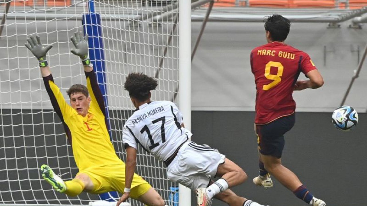 Kiper Timnas Jerman Max Schmitt menahan bola tendangan pesepak bola Timnas Spanyol Marc Guiu (kanan) pada pertandingan babak perempat final Piala Dunia U-17 2023 di Jakarta International Stadium (JIS), Jakarta, Jumat (24/11/2023). ANTARA FOTO/Sigid Kurniawan/Spt.