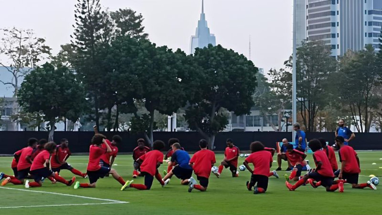 Timnas Kaledonia Baru U-17 ketika menggelar latihan di Lapangan A Gelora Bung Karno (GBK), Jakarta, Kamis (9/11/2023). (ANTARA/Ho/PSSI)
