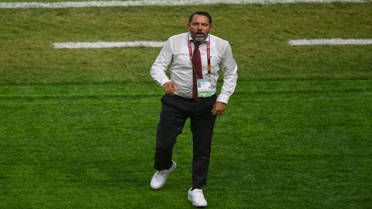 Pelatih Timnas Panama Michael Stump memberikan arahan kepada para pemainnya saat bertanding melawan Timnas Indonesia dalam pertandingan penyisihan Grup A Piala Dunia U-17 2023 di Stadion Gelora Bung Tomo (GBT), Surabaya, Jawa Timur, Senin (13/11/2023). Pertandingan tersebut berakhir imbang dengan skor 1-1. (ANTARA FOTO/Aditya Pradana Putra/aww.)