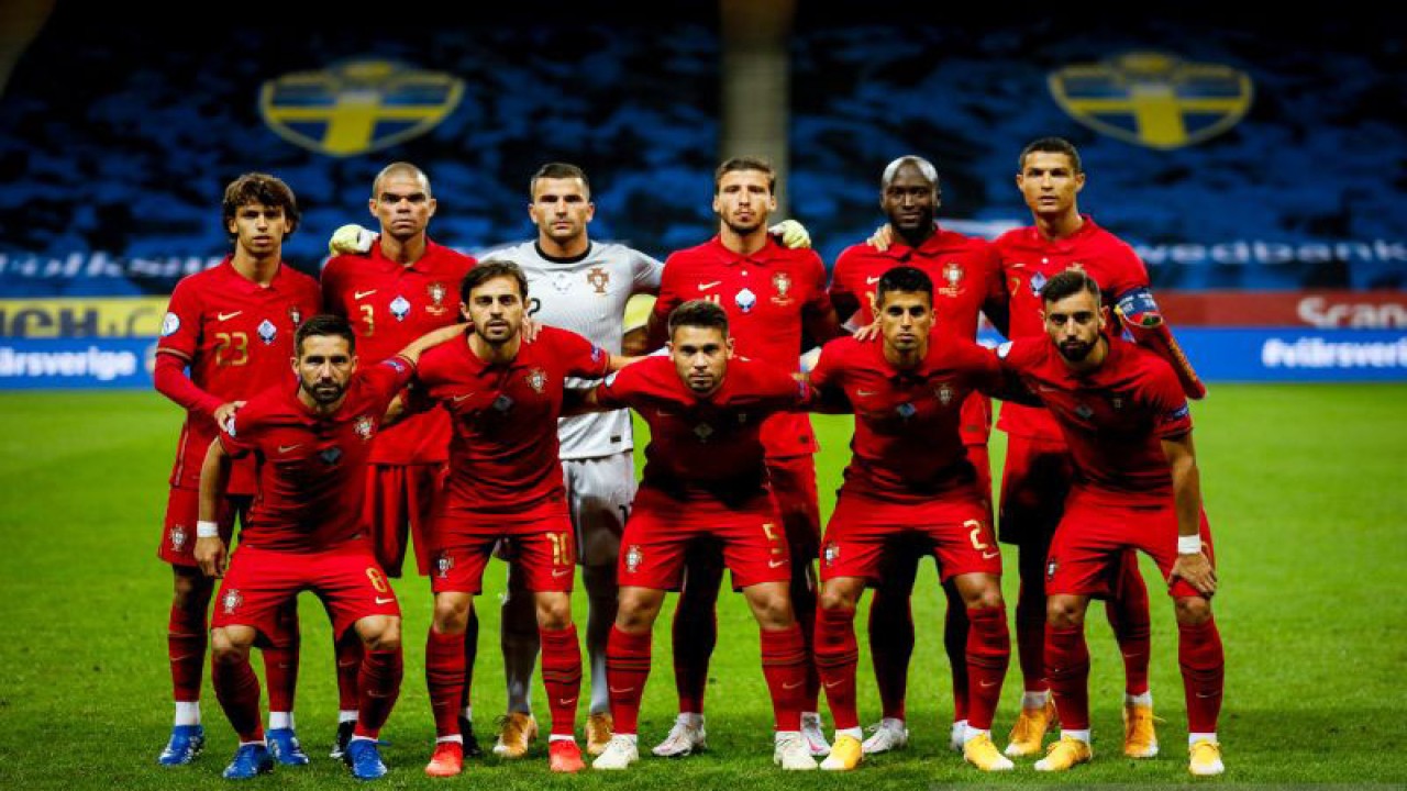 Arsip - Para pemain timnas Portugal untuk pertandingan UEFA Nations League football kontra Swedia pada 8 September 2020 di Solna, Swedia: (baris depan, kiri ke kanan) Bernardo Silva, Joao Moutinho, Raphael Guerreiro, Joao Cancelo dan Bruno Fernandes; (baris belakang kiri ke kanan) Joao Felix, Pepe, Anthony Lopes (kiper), Ruben Dias, Danilo dan Cristiano Ronaldo. (Photo by Diogo PINTO / POOL / AFP) (AFP/DIOGO PINTO)