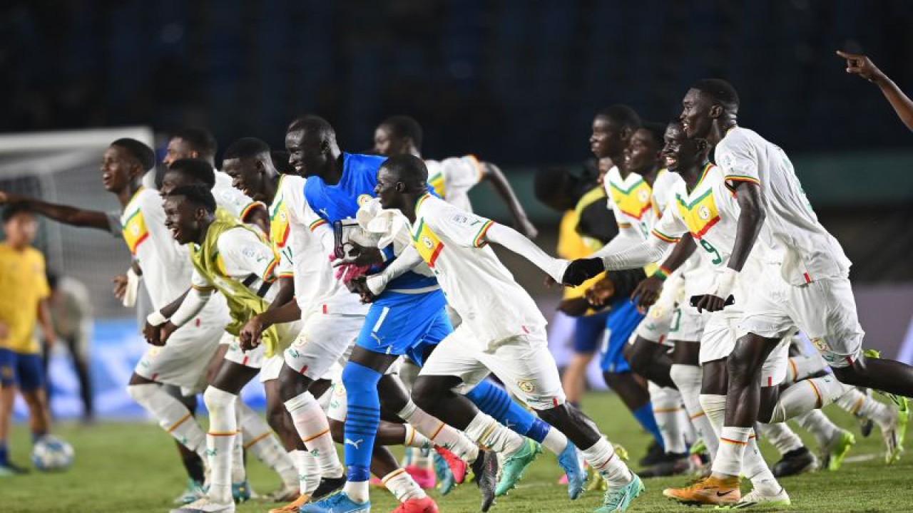 Pesepak bola Timnas Senegal melakukan selebrasi usai mengalahkan Polandia pada pertandingan fase Grup D Piala Dunia U-17 2023 di Stadion Si Jalak Harupat, Kabupaten Bandung, Jawa Barat, Selasa (14/11/2023). Timnas Senegal menang 4-1 atas Polandia. ANTARA FOTO/Wahyu Putro A/tom.