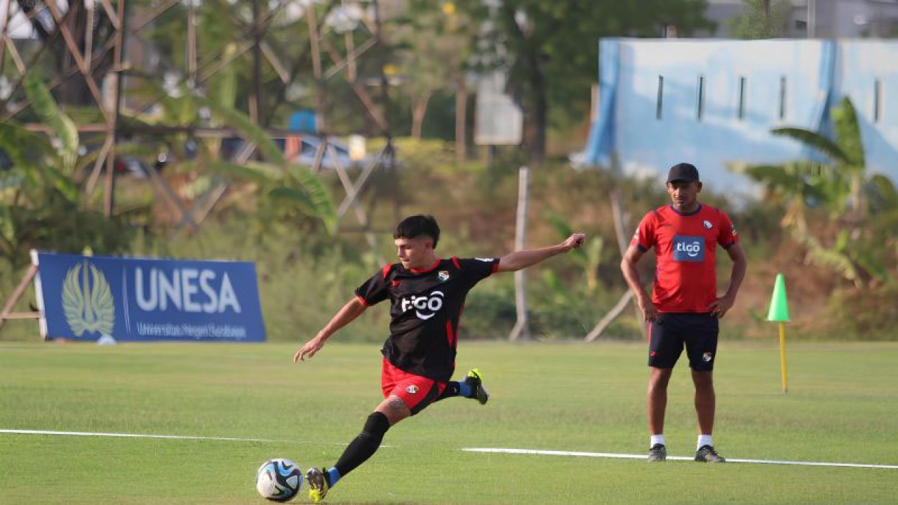 Timnas Panama U-17 berlatih di lapangan UNESA, Surabaya, Kamis (2/11/2023). (ANTARA/Fepafut)