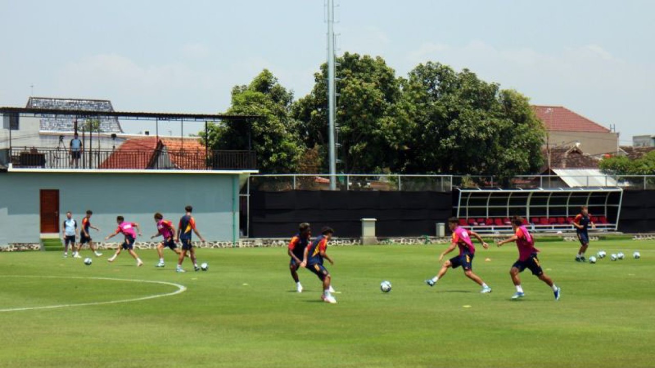 Para pemain Timnas U-17 Spanyol saat menjalani latihan perdana di Lapangan Blulukan Colomadu Karanganyar, Jateng, Selasa (7/11/2023). (ANTARA/Bambang Dwi Marwoto)