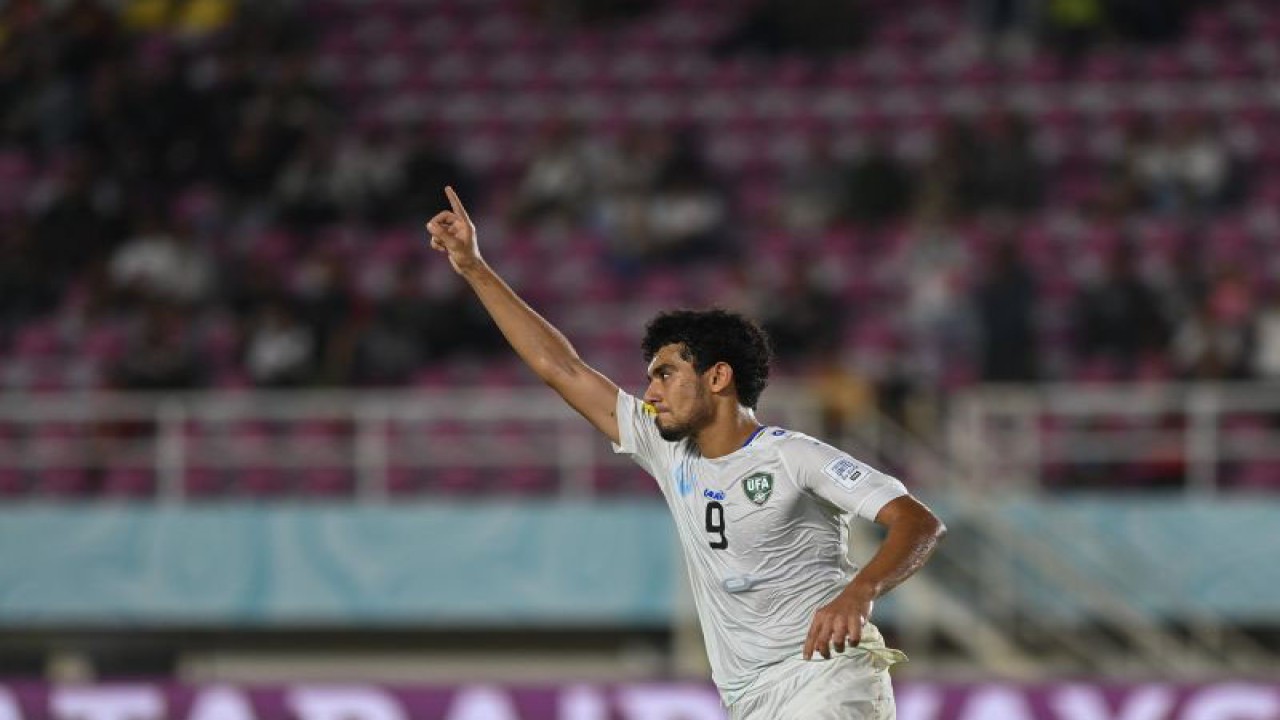 Pesepak bola Timnas Uzbekistan Amirbek Saidov meluapkan kegembiraannya setelah mencetak gol ke gawang Timnas Kanada pada pertandingan lanjutan Grup B Piala Dunia U-17 2023 di Stadion Manahan, Solo, Jawa Tengah, Senin (13/11/2023). ANTARA FOTO/Mohammad Ayudha/aww. (ANTARA FOTO/MOHAMMAD AYUDHA)