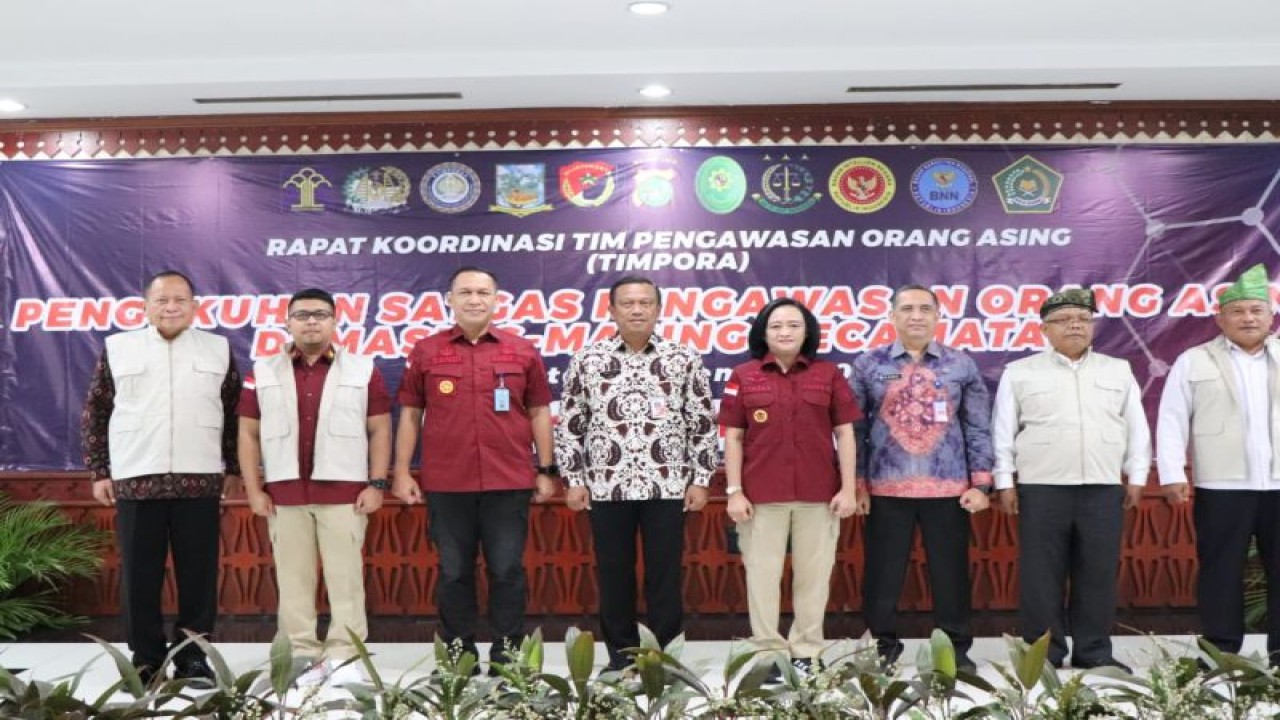 Kantor Imigrasi Jakarta Selatan mengkukuhkan Satuan Tugas Pengawasan Orang Asing (Timpora) untuk tingkat kecamatan di Kantor Wali Kota Jakarta Selatan, Kamis (2/10/2023). ANTARA/HO-Kantor Imigrasi Jaksel