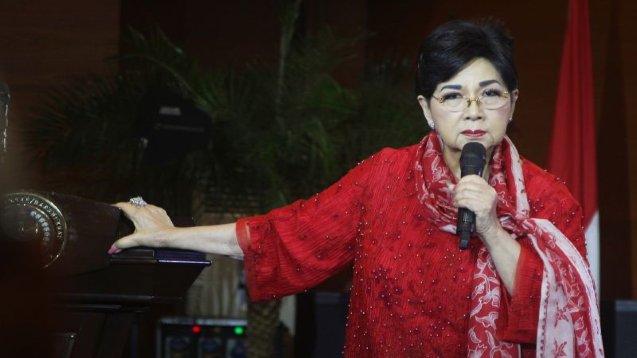 Penyanyi legendaris Indonesia Titiek Puspa saat menghadiri konser bertajuk "Peluncuran Album Perdana Lagu-lagu Ciptaan WR Soepratman" di Gedung Sapta Pesona Jakarta, Jumat (10/11). (ANTARA/Ahmad Faishal)