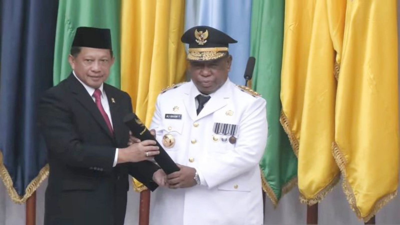 Menteri Dalam Negeri Tito Karnavian resmi melantik Ali Baham Temongmere sebagai Penjabat Gubernur Papua Barat di Jakarta, Rabu. (ANTARA/Fransiskus Salu Weking)