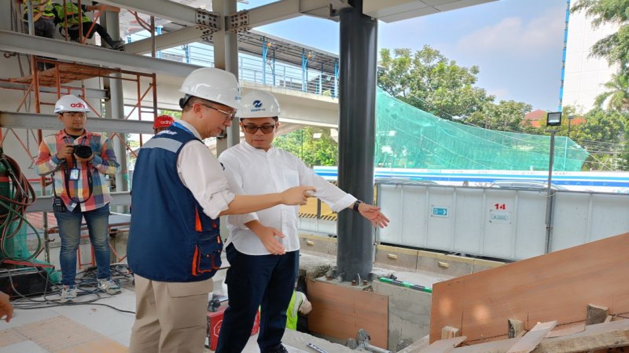 Direktur Utama PT TransJakarta Welfizon Yuza bersama Direktur Teknik dan Digital PT TransJakarta Mohamad Indrayana saat berkunjung di Halte Cawang Central, Jakarta Timur, Jumat (17/11/2023). ANTARA/Siti Nurhaliza