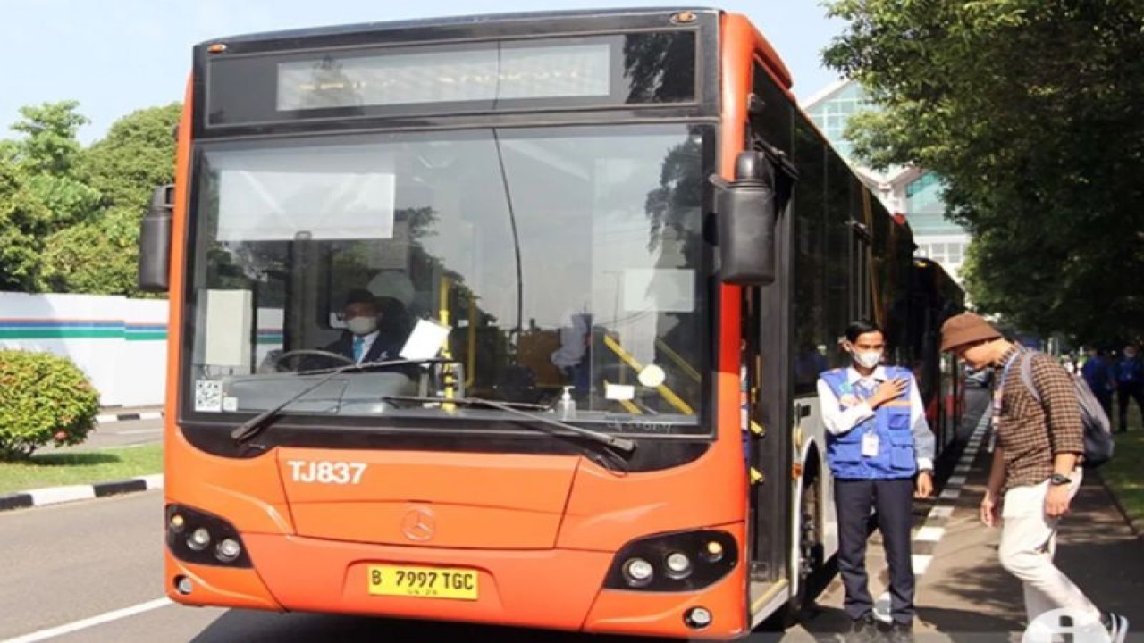 Arsip Foto - Penumpang bersiap menaiki bus TransJakarta saat uji coba rute baru TransJakarta di Bandara Soekarno Hatta, Tangerang, Banten, Rabu (5/7/2023). (ANTARA FOTO/Muhammad Iqbal/foc/aa)