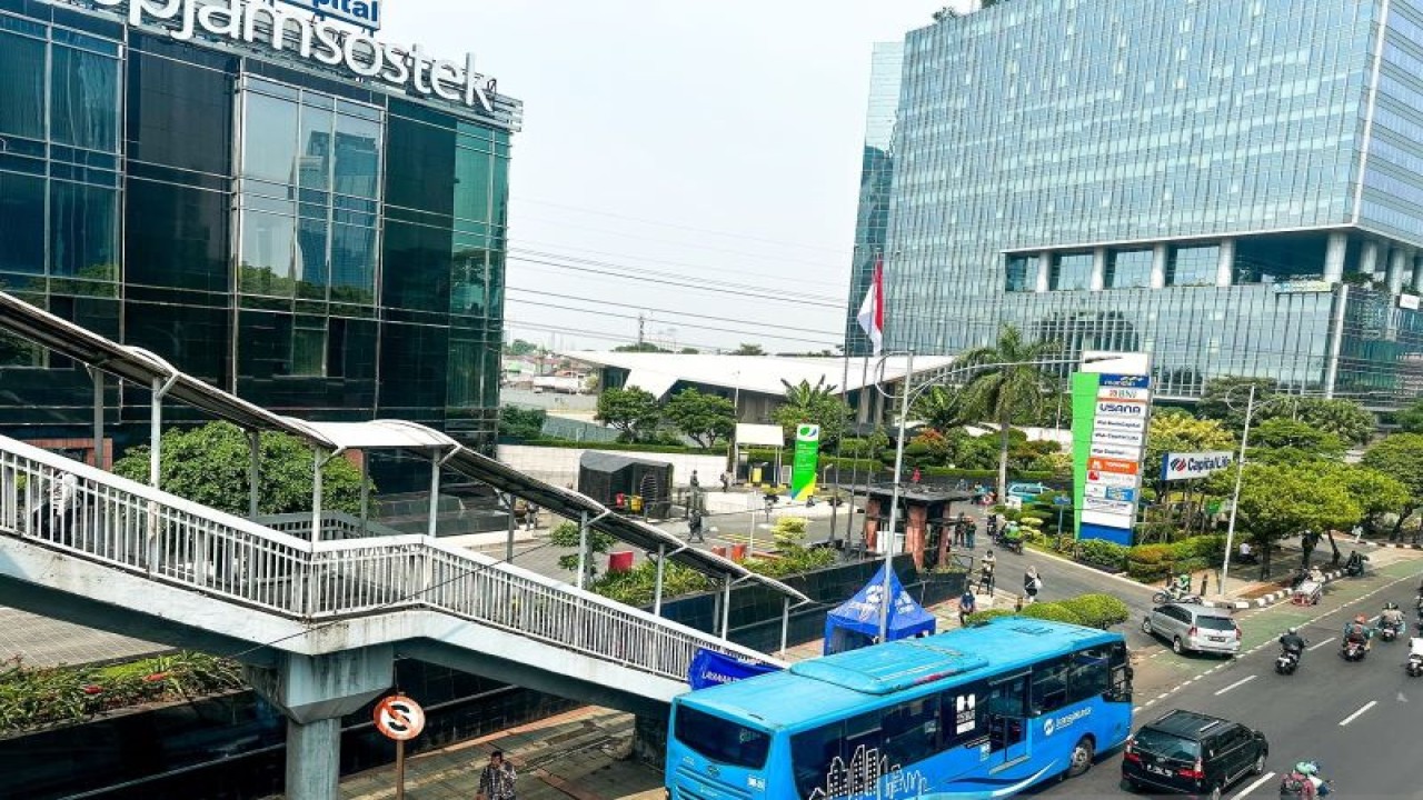TransJakarta siapkan bus stop selama Halte Gatot Subroto Jamsostek, Jakarta Selatan direvitalisasi. (ANTARA/HO-PT TransJakarta)
