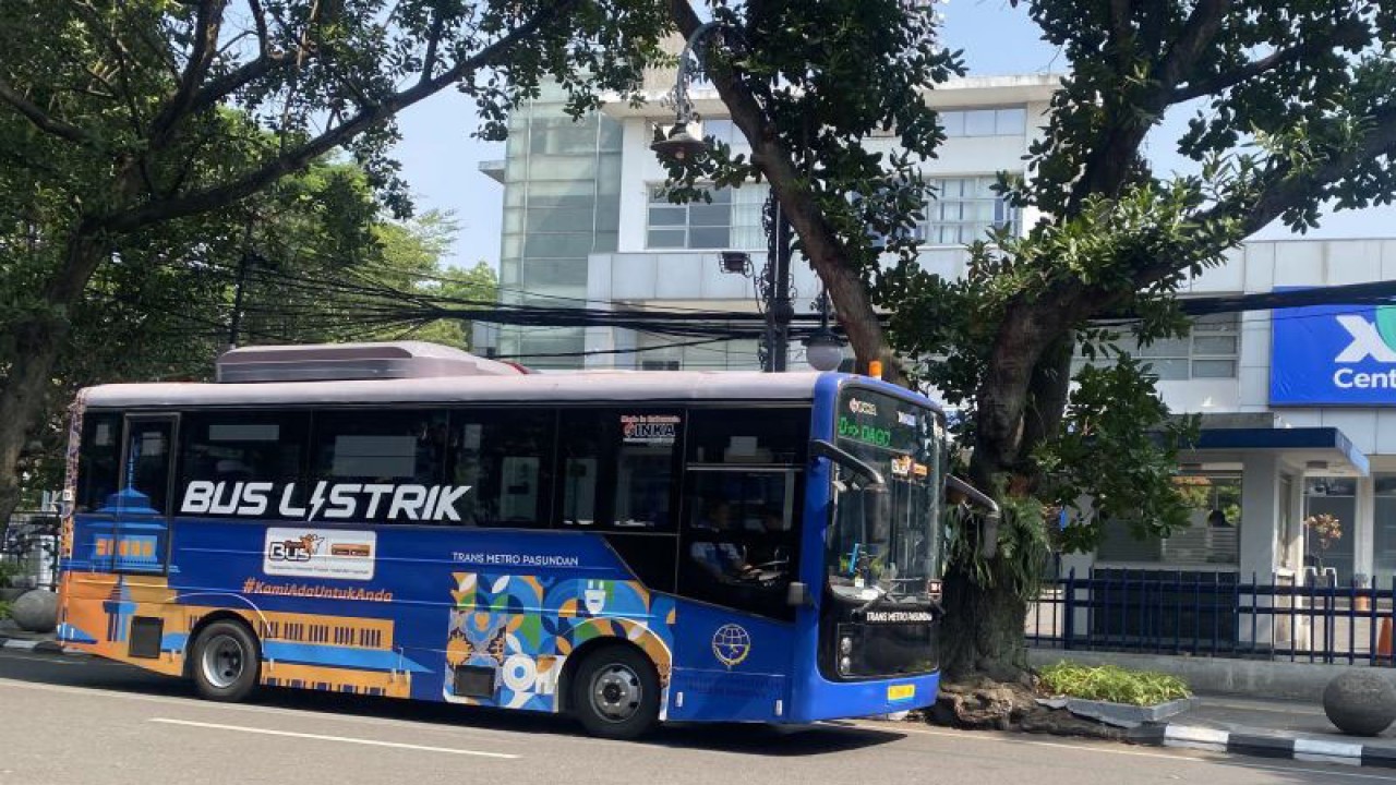 Layanan bus listrik Trans Metro Pasundan (TMP) saat beroperasi di Bandung, Jawa Barat, Sabtu (11/11/2023). ANTARA/Rubby Jovan