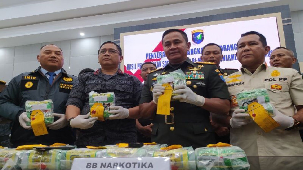 Pangdam XII Tanjungpura Mayjen TNI Iwan Setiawan menyerahkan barang bukti narkoba jenis sabu bersama tersangka yang merupakan hasil pengungkapan penyeludupan narkoba di sepanjang perbatasan Indonesia-Malaysia, wilayah Kalimantan Barat, kepada pihak kepada pihak BNN Kalimantan Barat, di Pontianak, Rabu (1/11/2023). ANTARA/Jessica Wuysang. (Jessica Wuysang)