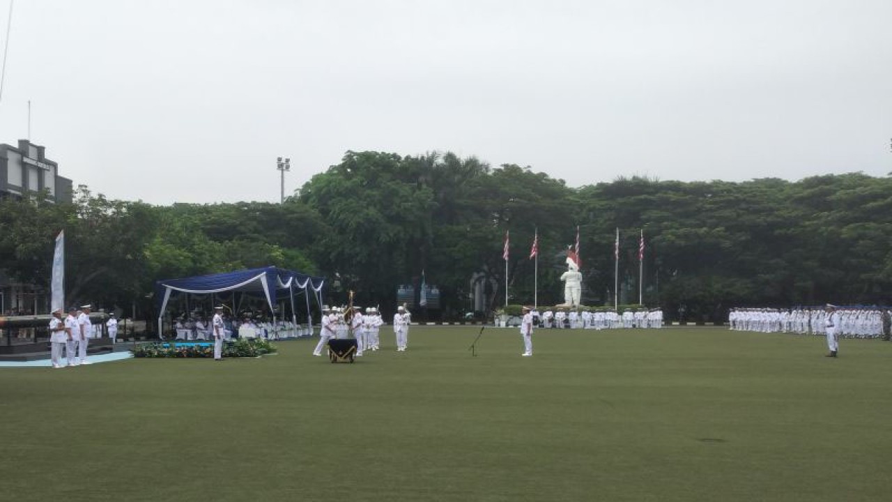 Pangkoarmada RI Laksamana Madya TNI Heru Kusmanto melantik dan mengambil sumpah, Laksamana Muda TNI Hersan sebagai Panglima Komando Armada III di Jakarta, Senin (27/11/2023). ANTARA/Fauzi Lamboka.