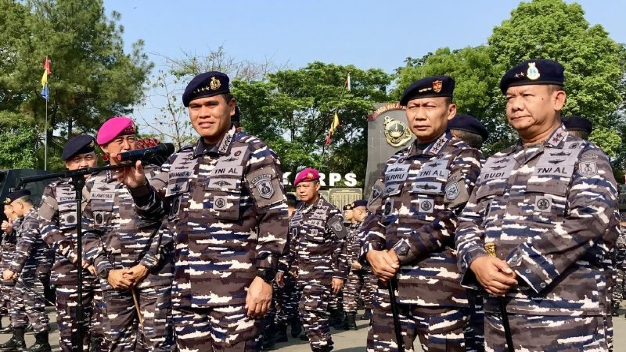 Kasal Laksamana TNI Muhammad Ali (tiga kiri) menjawab pertanyaan sebelum memimpin rapat Renaku II TNI AL dan apel komandan satuan di Kesatrian Marinir Hartono, Cilandak, Jakarta, Selasa (21/11/2023). (ANTARA/Genta Tenri Mawangi)