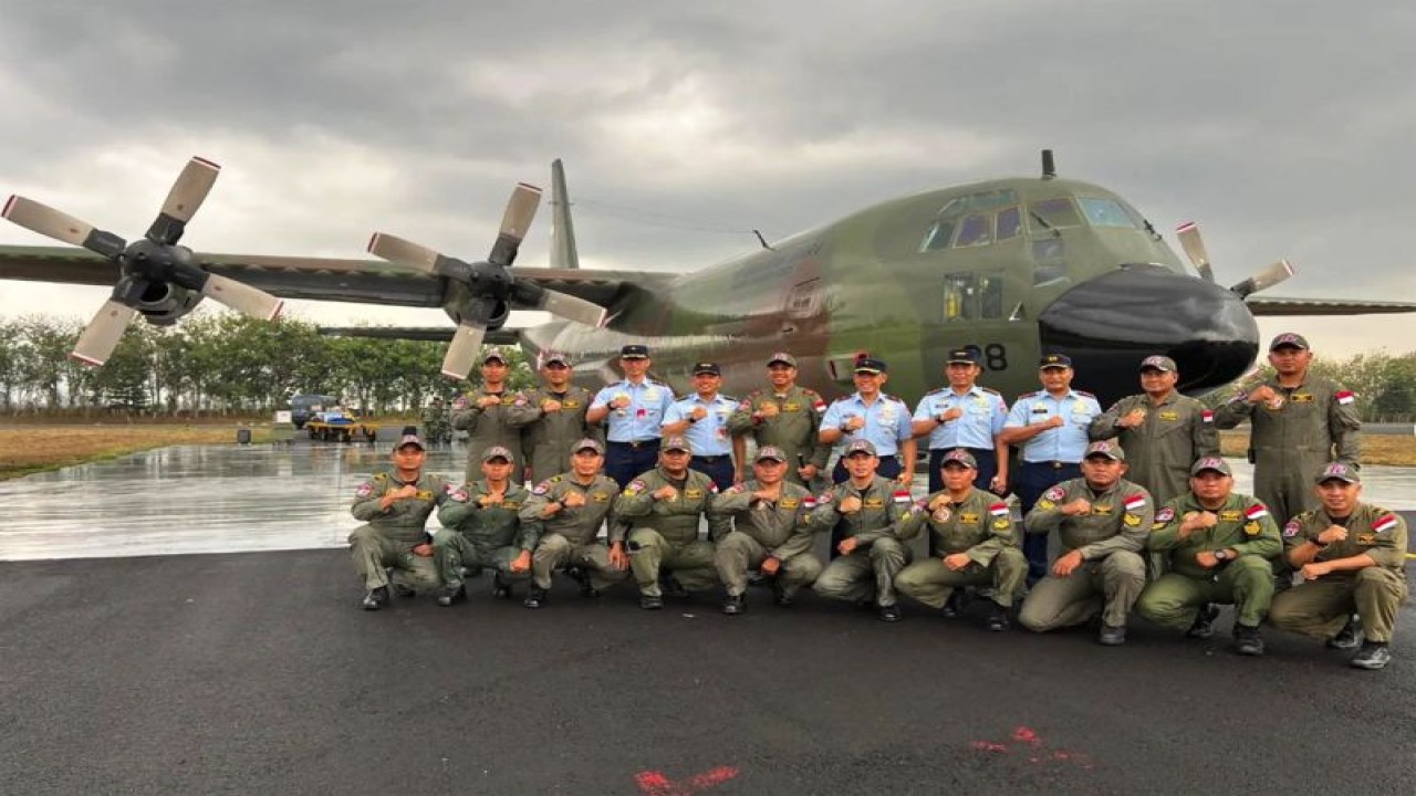 Pesawat Hercules TNI AU A-1328 dari Skuadron Udara 32 Lanud Abdulrachman Saleh Malang yang mendistribusikan bantuan kemanusiaan ke Palestina. ANTARA/HO-Dok. Pen Lanud Abd Saleh.