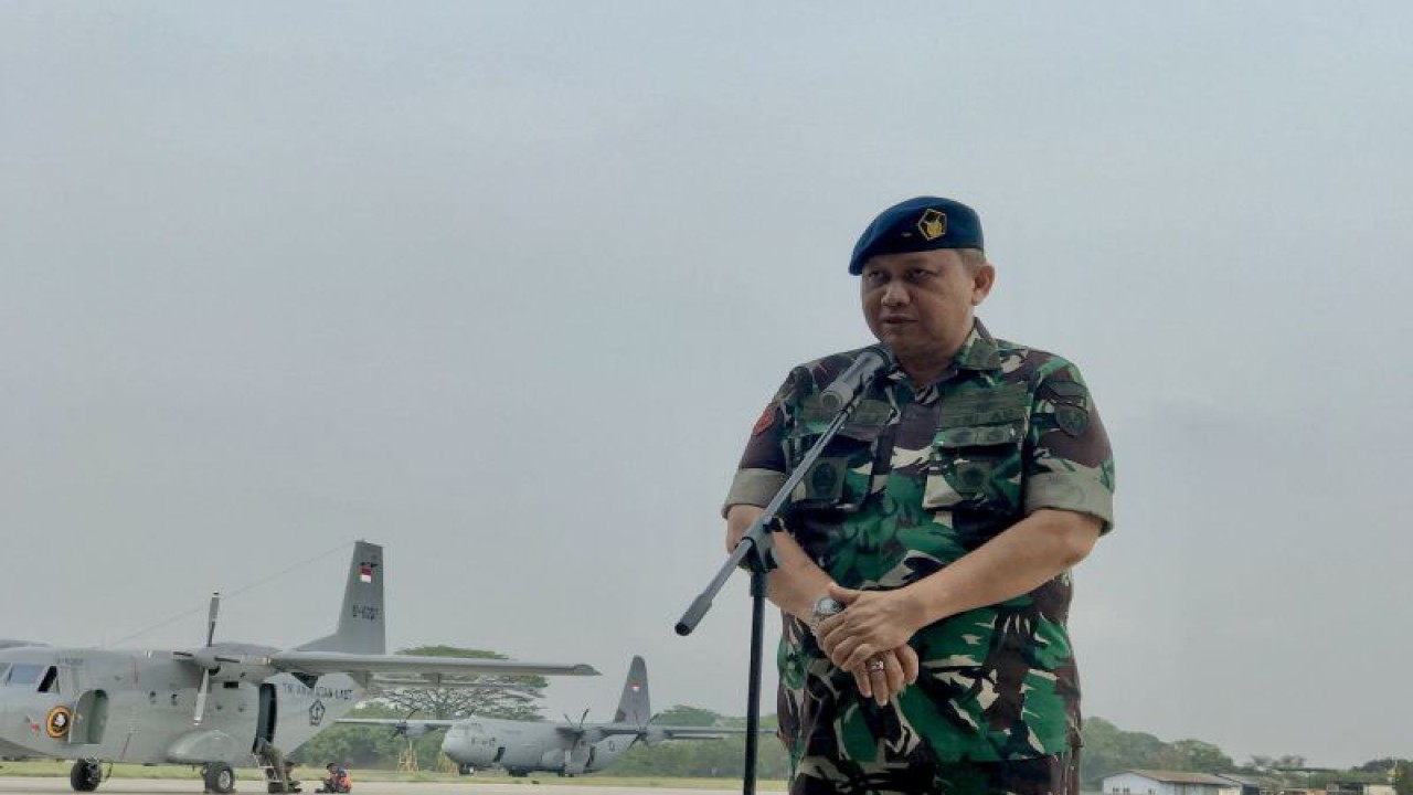 Kepala Dinas Penerangan TNI Angkatan Udara Marsekal Pertama TNI R. Agung Sasongkojati memberi keterangan kepada wartawan terkait jatuhnya dua pesawat tempur EMB-314 Super Tucano di Pangkalan Udara Halim Perdanakusuma, Jakarta, Jumat (17/11/2023). ANTARA/Genta Tenri Mawangi.