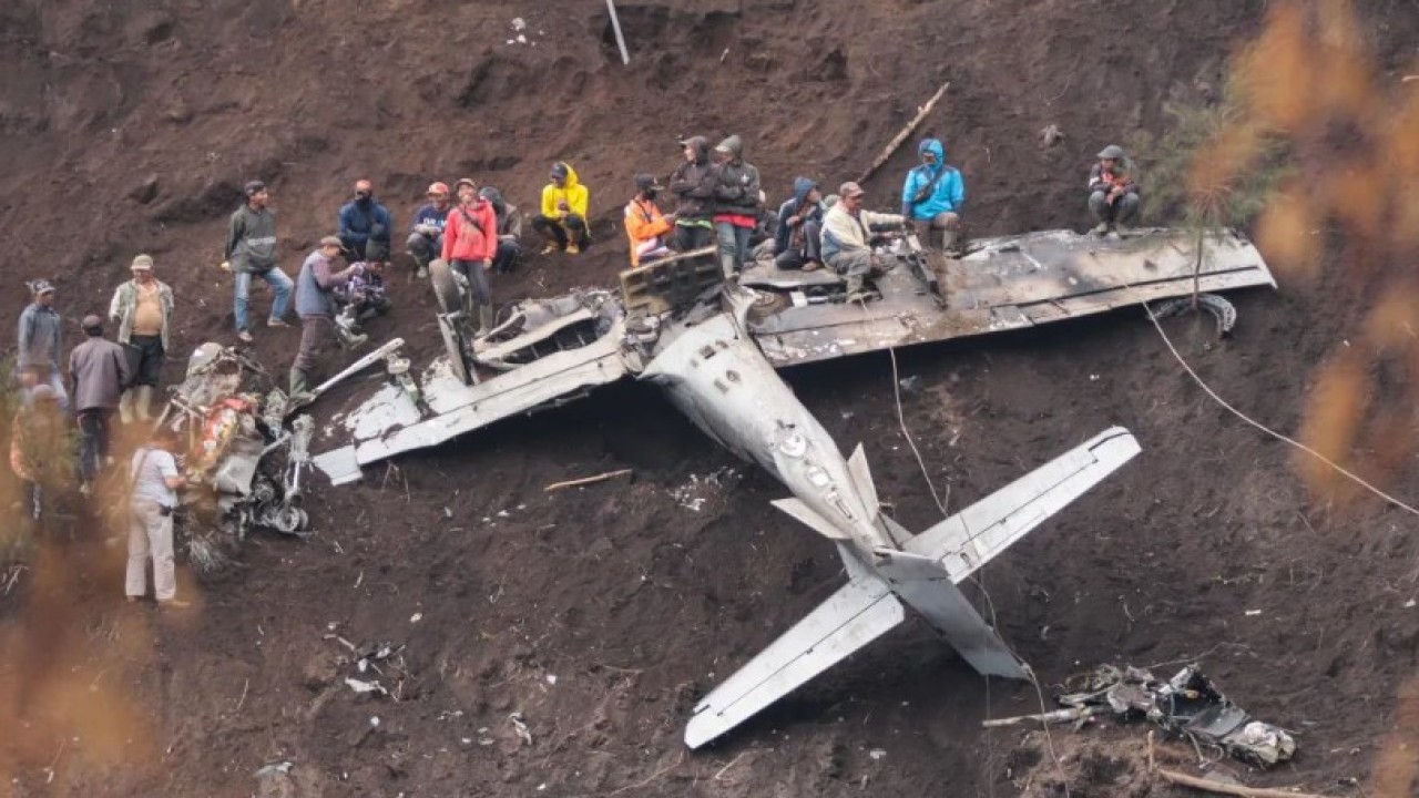 Warga berada di dekat bangkai pesawat tempur taktis EMB-314 Super Tucano TNI AU yang mengalami kecelakaan di Pasuruan, Jawa Timur, Jumat (17/11/2023). ANTARA FOTO/Umarul Faruq/sgd/tom.