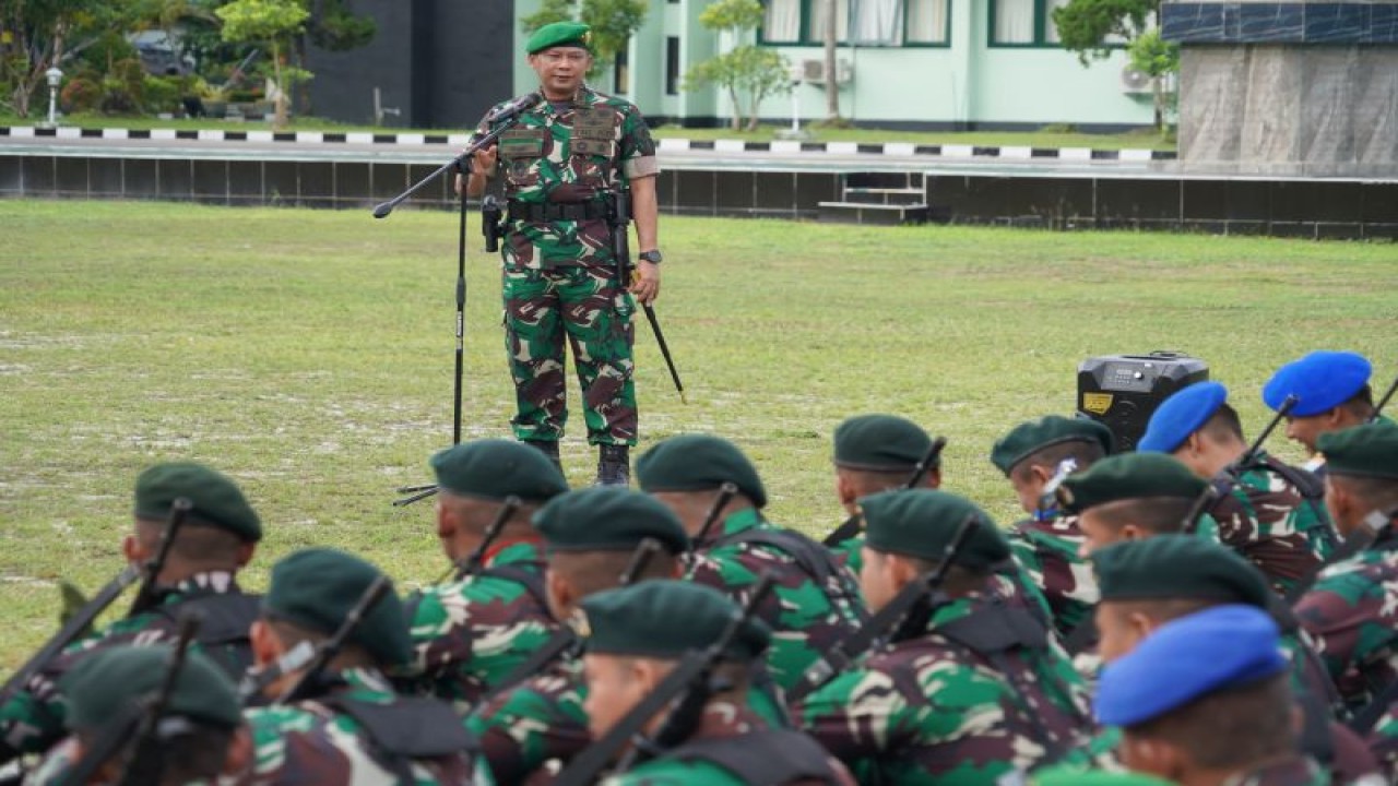 Komandan Korem 102/Pjg Brigjen TNI Bayu Permana mengingatkan kepada personelnya untuk netral pada Pemilu 2024 dan tidak terlibat judi online saat memberikan arahan di halaman Korem 102/Pjg Jalan Imam Bonjol, Kota Palangka Raya, Jumat (17/11/2023). ANTARA/Dokumentasi Pribadi