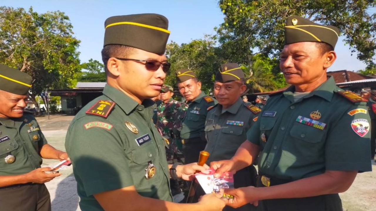 Dandim 1620 Lombok Tengah, Provinsi Nusa Tenggara Barat (NTB), Letkol Kav Andi Yusuf Kertanegara (kiri) saat menyerahkan buku saku netralitas TNI di Pemilu 2024 di halaman kantor setempat, Kamis (23/11/2023) (ANTARA/HO-Humas Kodim 1620 Lombok Tengah)