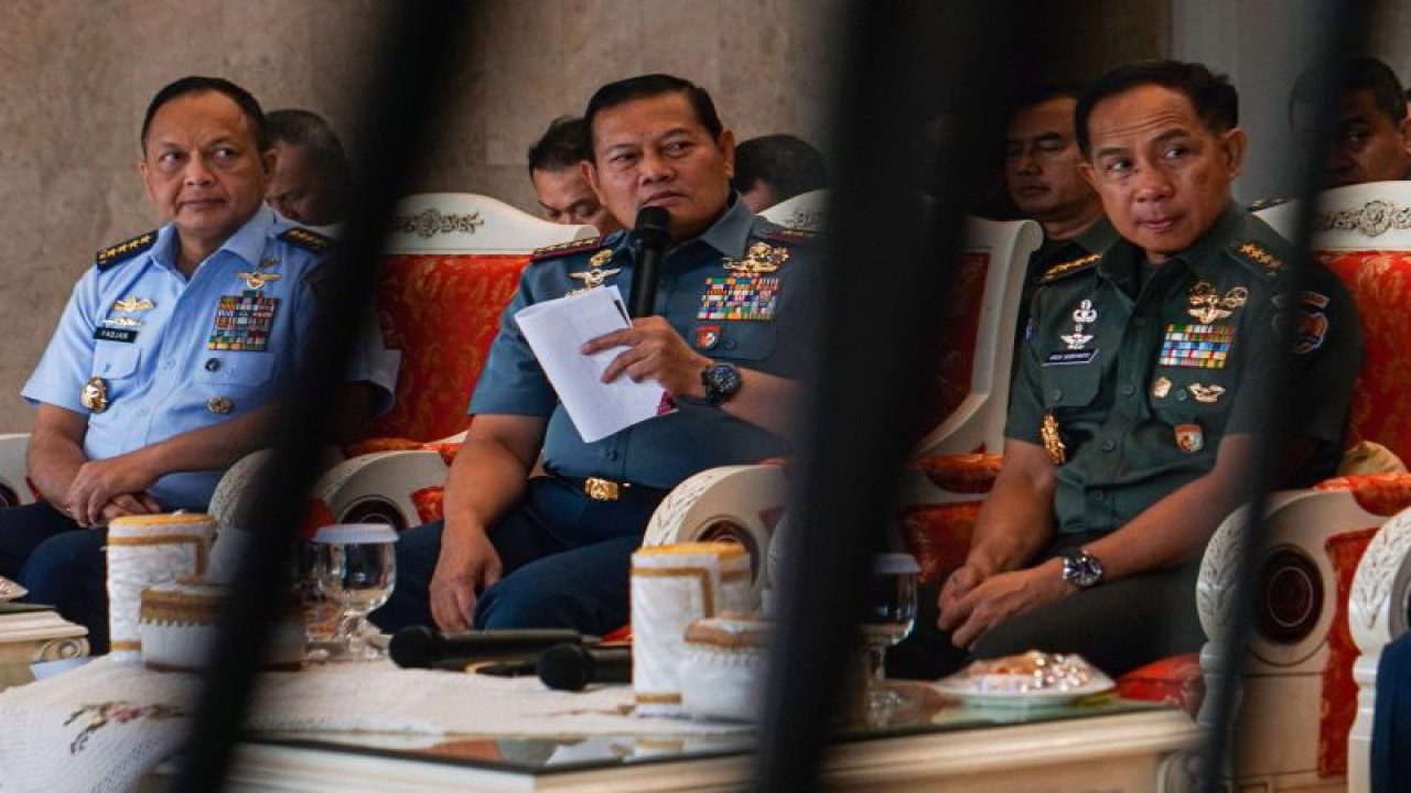 Panglima TNI Laksamana Yudo Margono (tengah) didampingi Kasau Marsekal TNI Fadjar Prasetyo (kiri) dan KSAD Jenderal TNI Agus Subiyanto (kanan) menyampaikan sambutannya dalam acara peresmian Posko Pengaduan Netralitas TNI di Markas Besar TNI, Cilangkap, Jakarta, Senin (20/11/2023). ANTARA FOTO/Rifqi Raihan Firdaus/app/YU