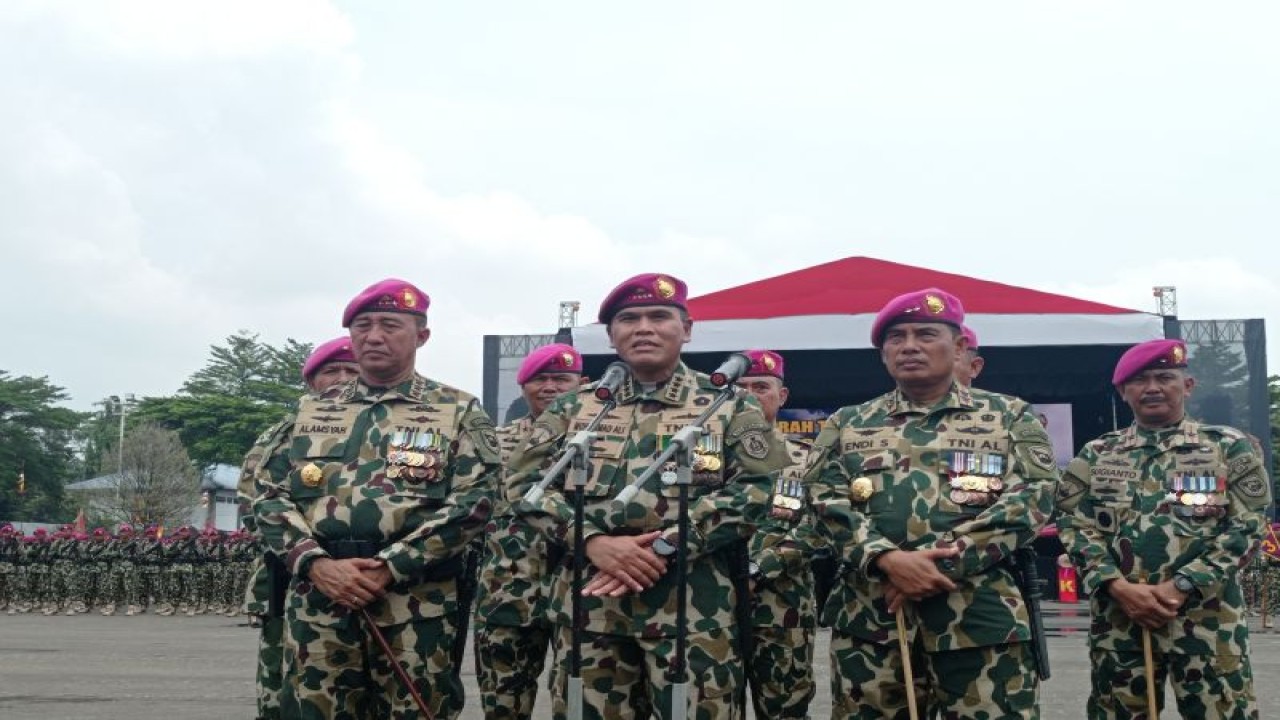 Kasal Laksamana TNI Muhammad Ali memimpin upacara sertijab Dankormar dari Letjen TNI (Mar) Nur Alamsyah kepada Mayjen TNI (Mar) Endi Supardi di Kesatrian Marinir Hartono, Jakarta, Rabu (15/11/2023). (ANTARA/Sanya Dinda)