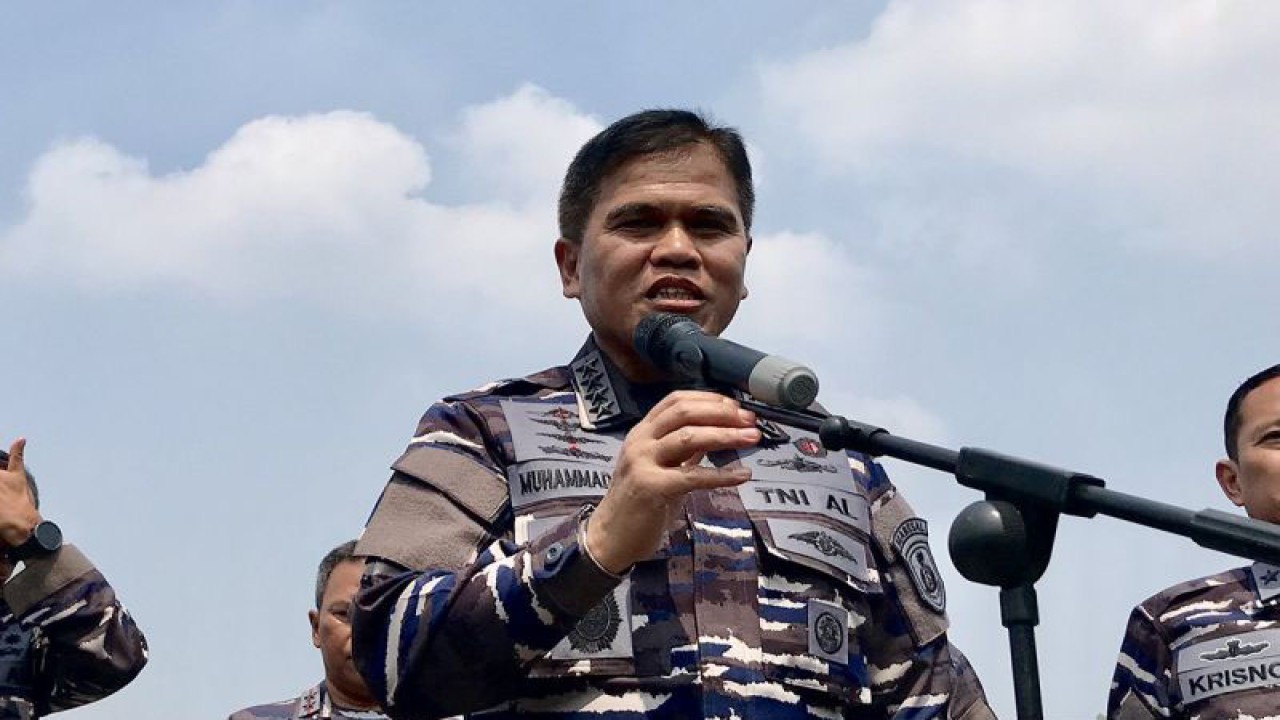 Kasal Laksamana TNI Muhammad Ali saat menjawab pertanyaan wartawan usai penyerahan kendaraan dinas baru di Markas Besar TNI AL, Cilangkap, Jakarta, Jumat (6/10/2023). (ANTARA/Genta Tenri Mawangi/aa)