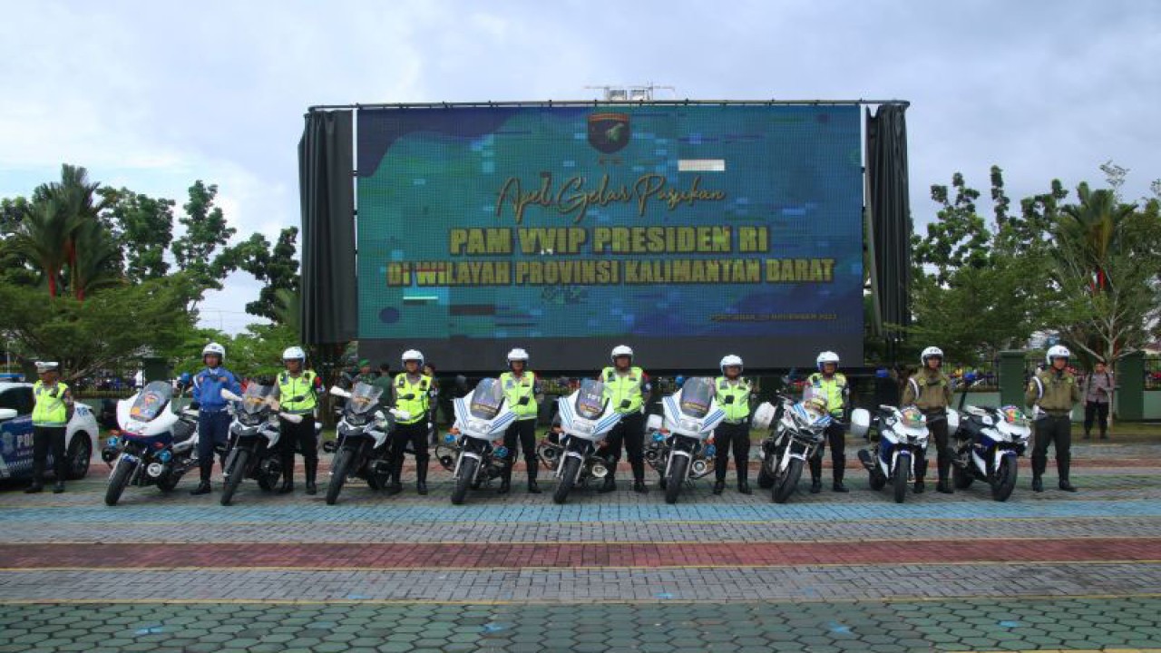 Petugas gabungan TNI/Polri saat mengikuti apel gelar pasukan dalam rangka pengamanan kunjungan Presiden Jokowi di Kalbar pada agenda Munas HMI. Apel pasukan tersebut dilaksanakan di halaman Makodam XII Tanjungpura Pontianak di Kecamatan Sungai Raya, Kabupaten Kubu Raya, Kamis (23/11/2023).Turut hadir pada Apel gelar pasukan yakni, Forkopimda Provinsi Kalbar, Wakil Bupati Kubu Raya, Sujiwo, Kepala Perangkat Daerah terkait di lingkungan Pemerintah Provinsi Kalimantan Barat, Kepala Perangkat Daerah terkait di lingkungan Pemerintah Kabupaten Kubu Raya, Komandan Satuan Pengamanan VVIP dari seluruh instansi serta Peserta Apel Gelar Pasukan dari seluruh instansi Pengamanan VVIP. (ANTARA/Rendra Oxtora)