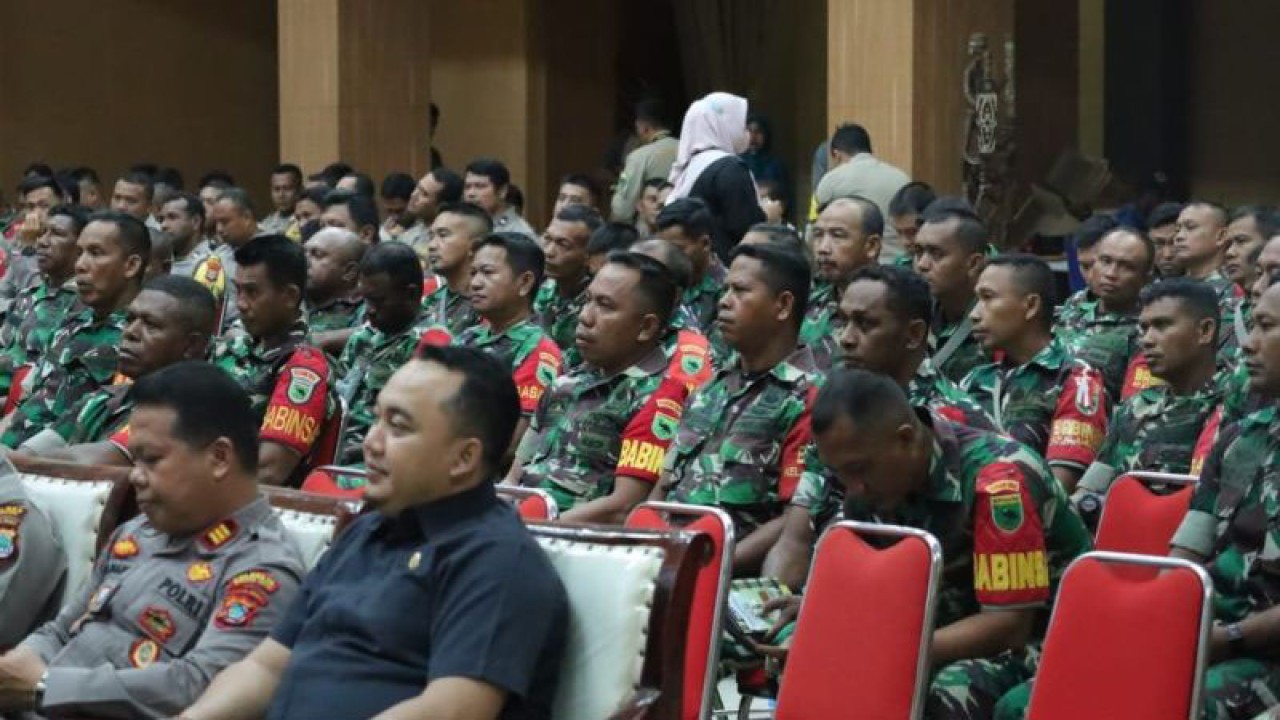 Personel TNI/Polri khususnya Babinsa dan Bhabinkamtibmas ikut bimtek pencegahan PMK di wilayah Papua Barat Daya di Sorong, Selasa (28/11) (ANTARA/Yuvensius Lasa Banafanu)