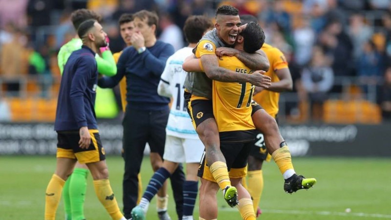 Arsip - Pemain Wolverhampton Wanderers Mario Lemina merayakan kemenangan dengan rekannya Hwang Hee-chan setelah laga Liga Inggris melawan Chelsea di Molineux Stadium, Wolverhampton, Inggris (8/4/2023). Pada laga tandang tersebut Chelsea keok 0-1 di kandang Wolverhampton Wanderers. ANTARA FOTO/​​REUTERS/Chris Radburn/aww.