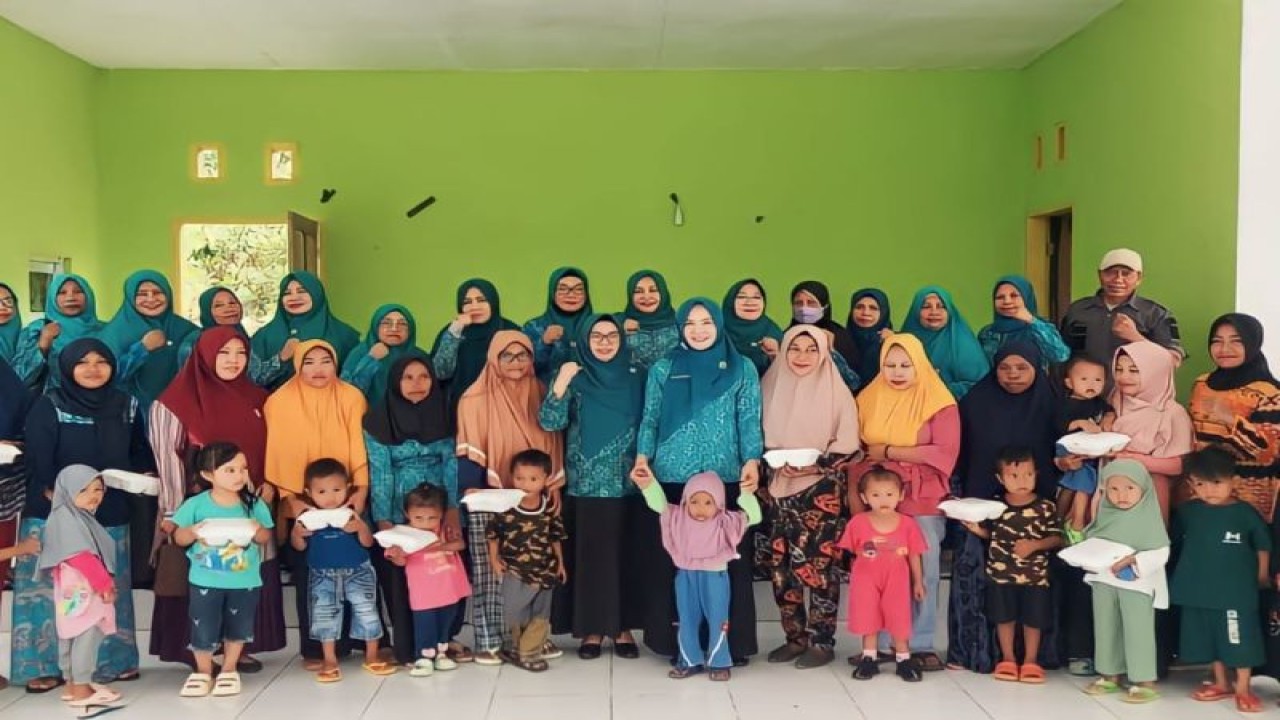 Foto bersama TP-PKK Bangkep dengan masyarakat di desa. (ANTARA/HO-Dinas Kominfo Kabupaten Bangkep)