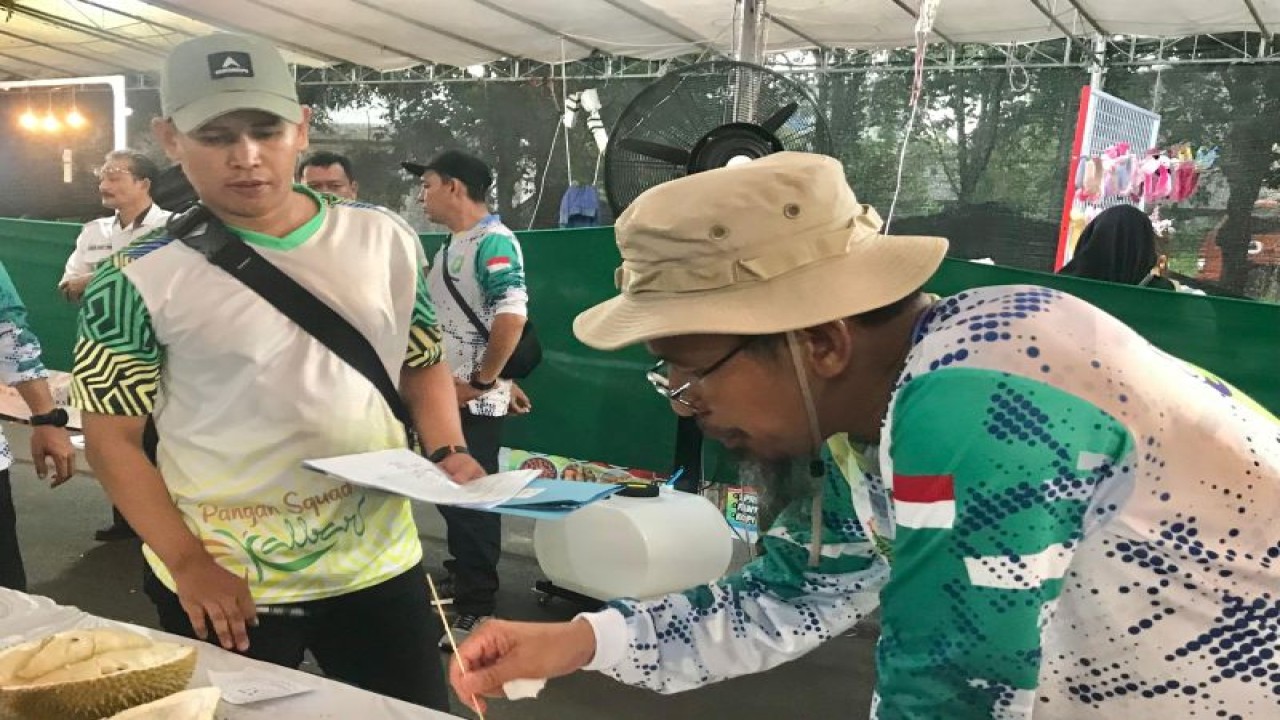Kegiatan kontes durian yang digelar Dinas TPH Kalbar (ANTARA/Dini)