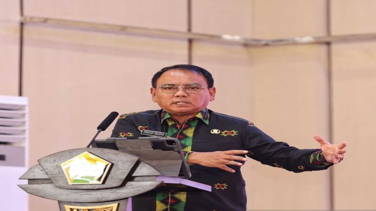 Pj Gubernur Sultra Andap Budhi Revianto saat membuka Rapat Koordinasi (Rakor) bersama Pemerintah Kabupaten/Kota, terkait Tim Pengendalian Inflasi daerah (TPID) di salah satu hotel di Kendari, Kamis (16/11/2023). ANTARA/HO-Biro Adpim Sultra)