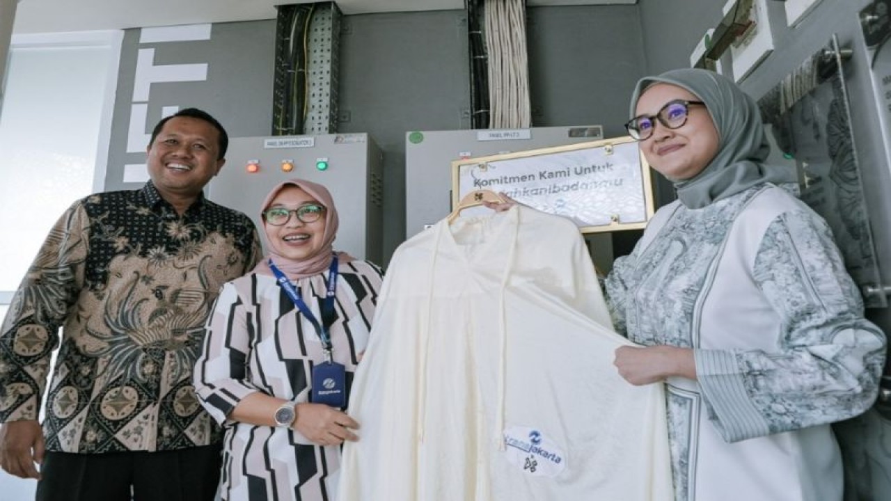 PT Transportasi Jakarta (TransJakarta) dan merek fesyen DS Modest menyediakan perlengkapan ibadah di mushalla halte koridor atau bus rapid transit (BRT), Jakarta, Rabu (8/11/2023). ANTARA/HO-PT TransJakarta