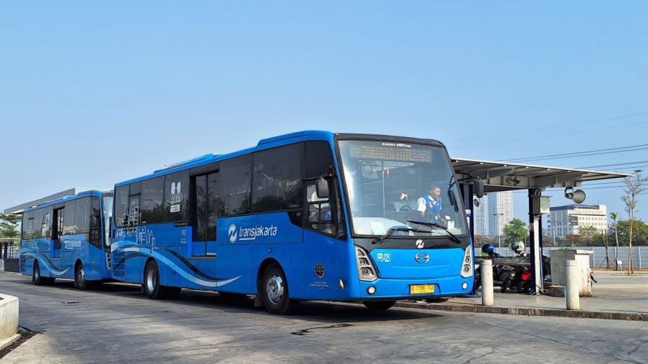 Arsip Foto - Bus TransJakarta di halte kawasan Jakarta International Stadium (JIS), Jakarta Utara, Rabu (23/8/2023). ANTARA/Luthfia Miranda Putri