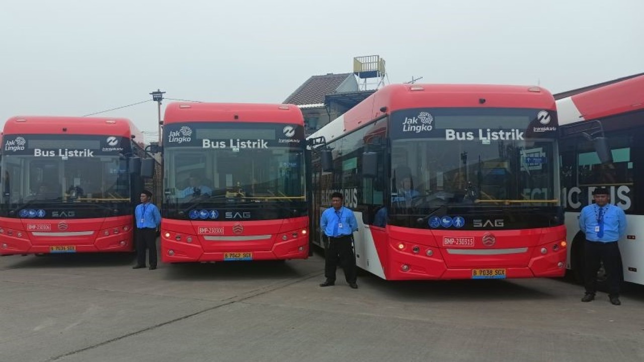 Tiga pramudi berdiri di samping bus listrik TransJakarta yang baru diluncurkan di depo bus Bianglala Metropolitan, Ciputat, Tangerang Selatan, Kamis (23/11/2023). ANTARA/Suci Nurhaliza